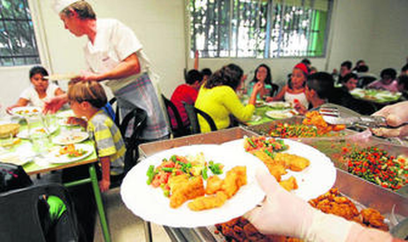 Platos de verdura y pescado en un comedor escolar de la capital malagueña.
