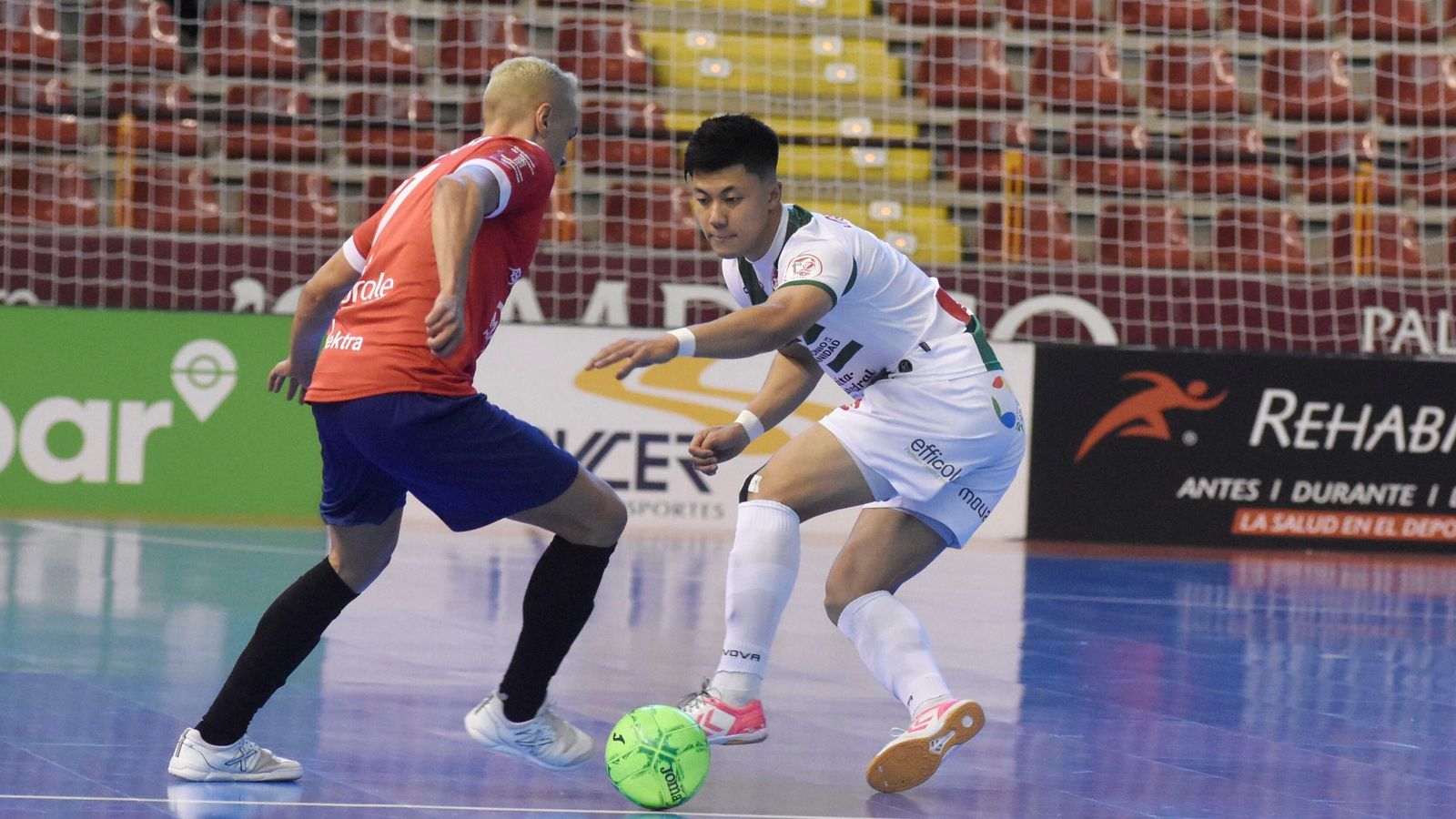 Shimizu aguanta la posición en defensa ante Mancuso.