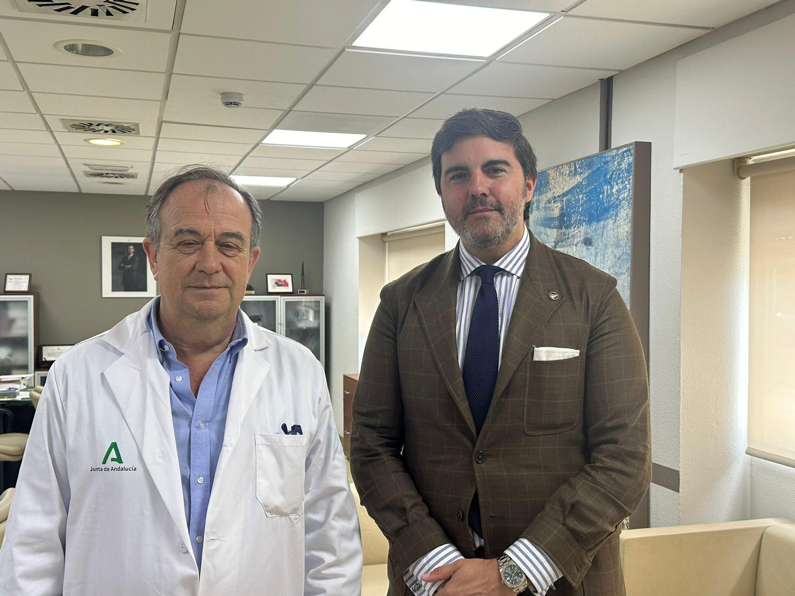 Mario Niebla del Toro, hermano mayor, junto al director del centro