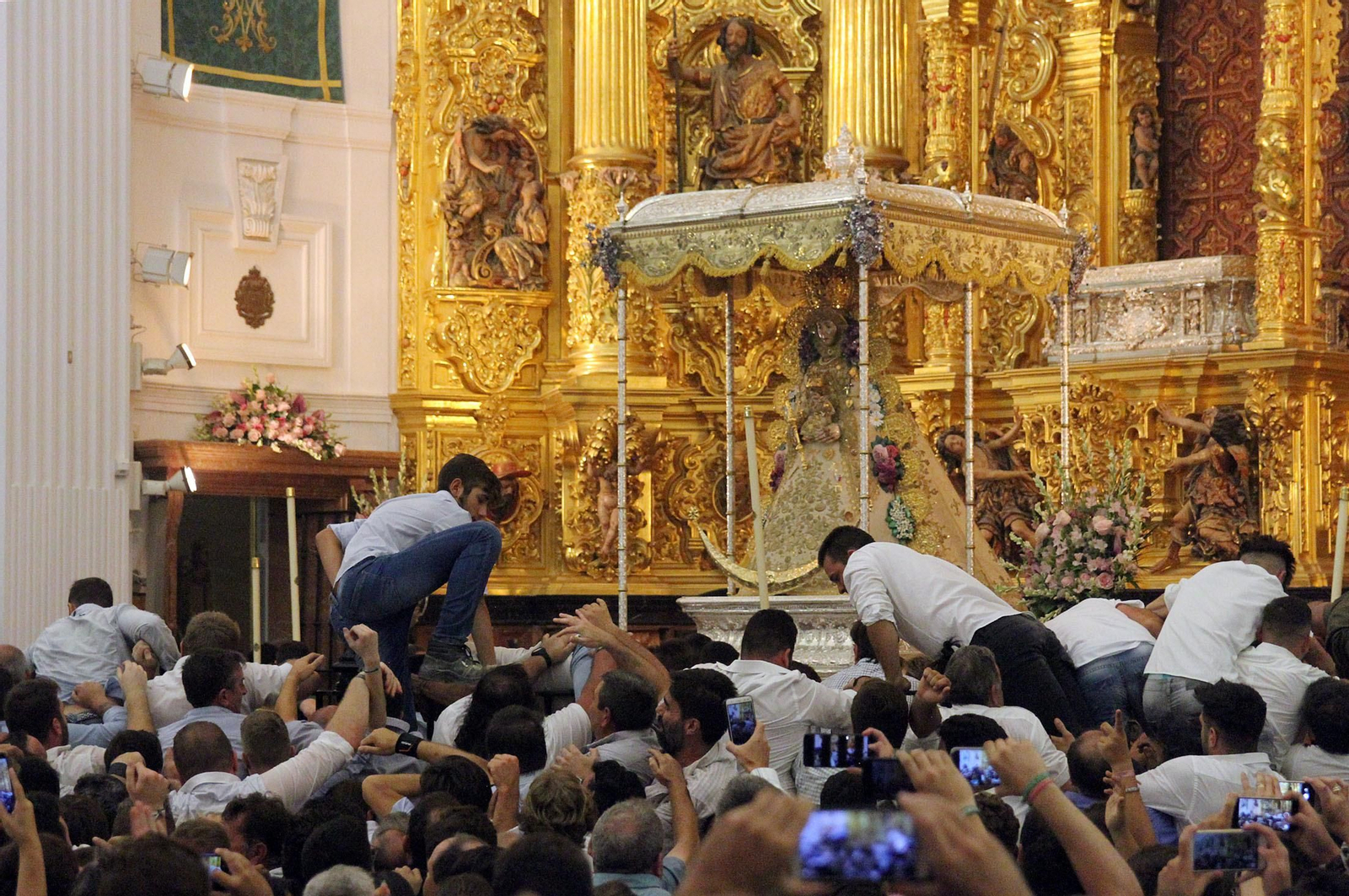 Momento en el que los almonteños saltaban la reja de la ermita.