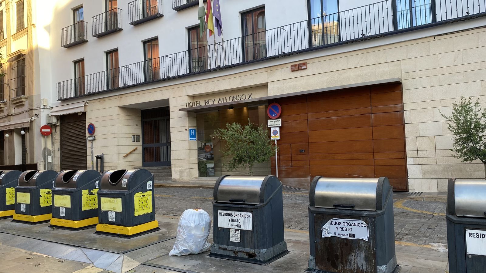 Basura sin recoger este miércoles a las ocho de la mañana delante del hotel Alfonso X El Sabio.