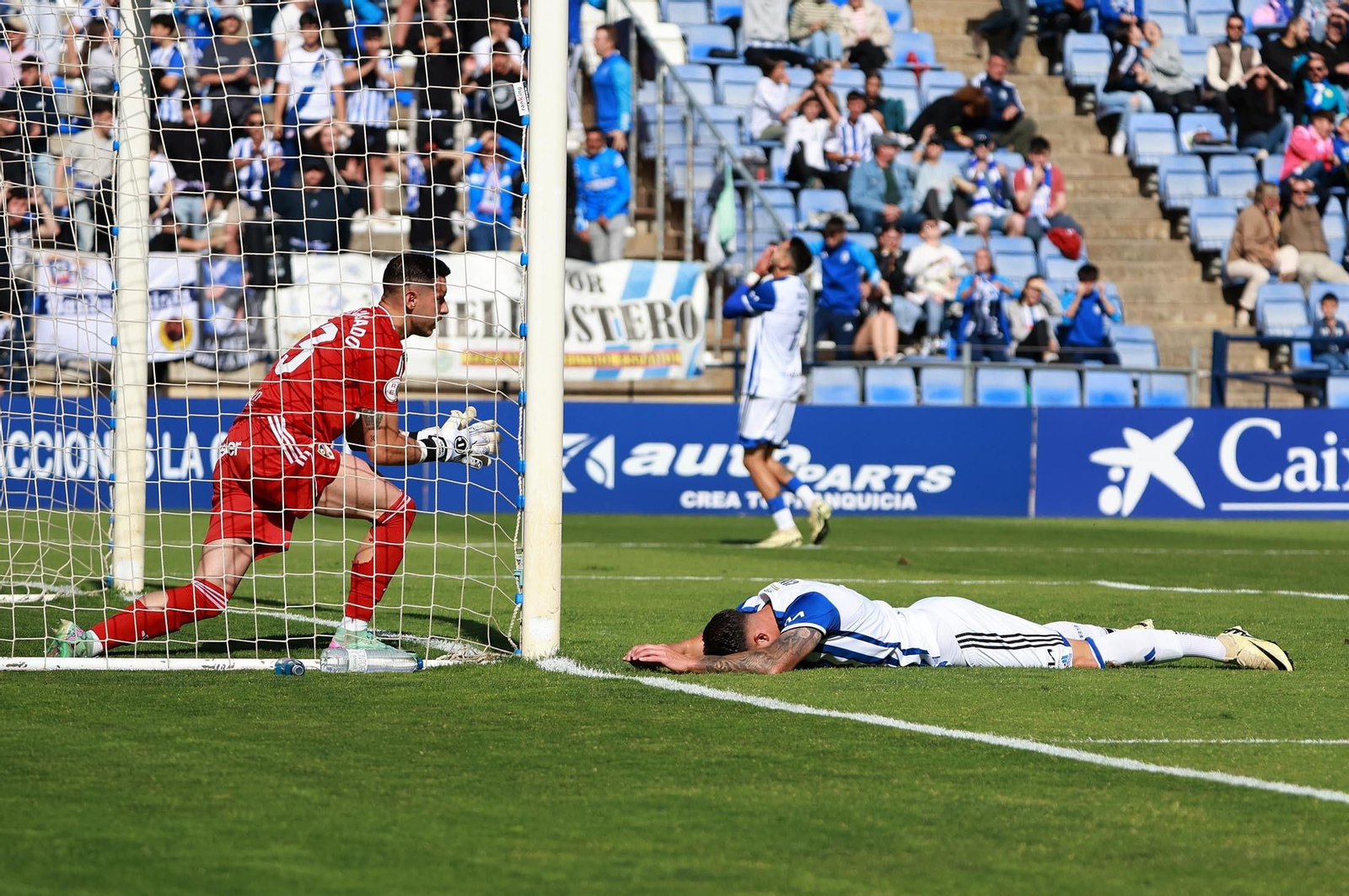 Caye Quintana se lamenta en el suelo tras errar una ocasión.