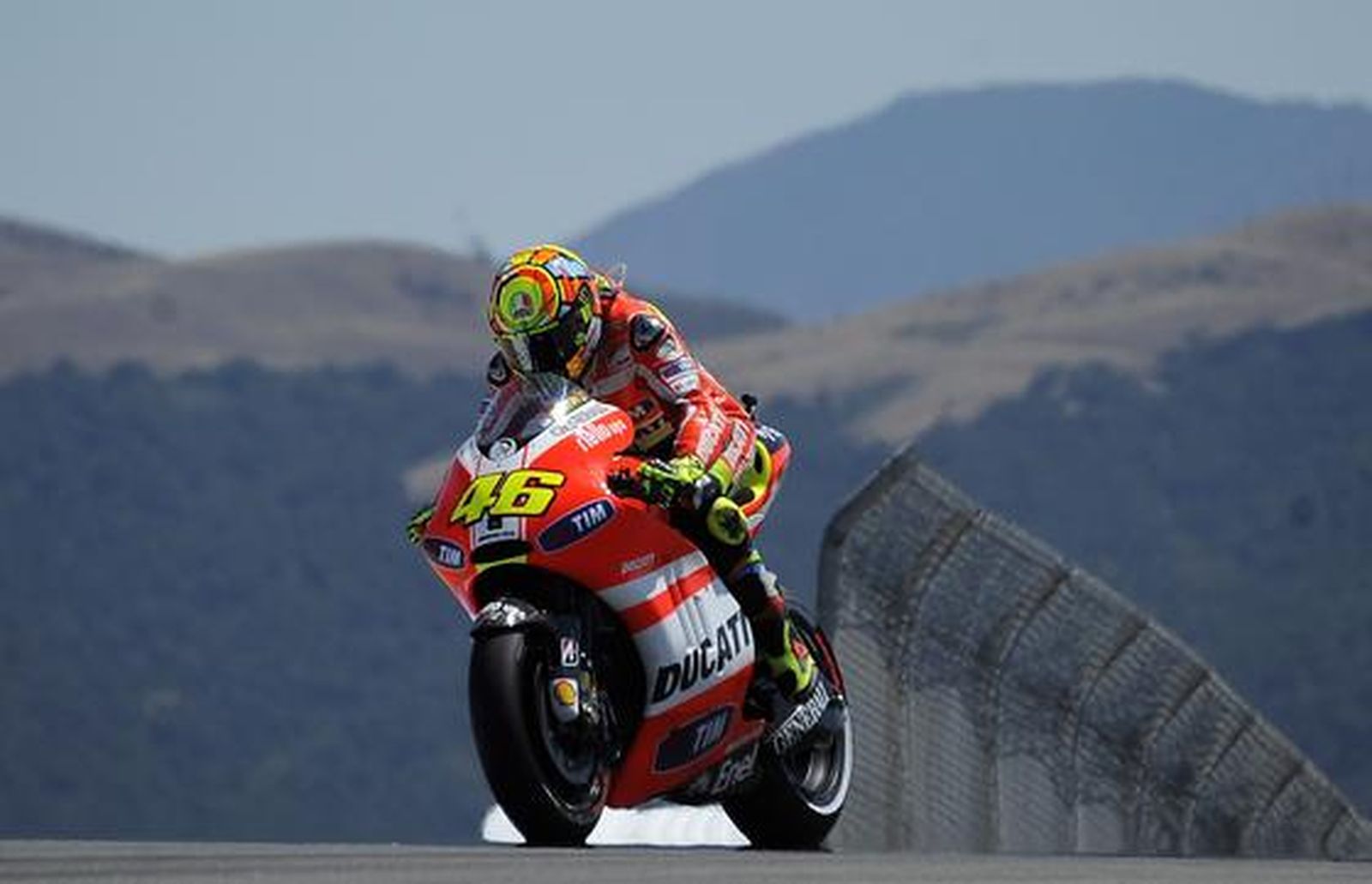 Stoner doblega a Lorenzo y aumenta su ventaja en el mundial

Foto: EFE