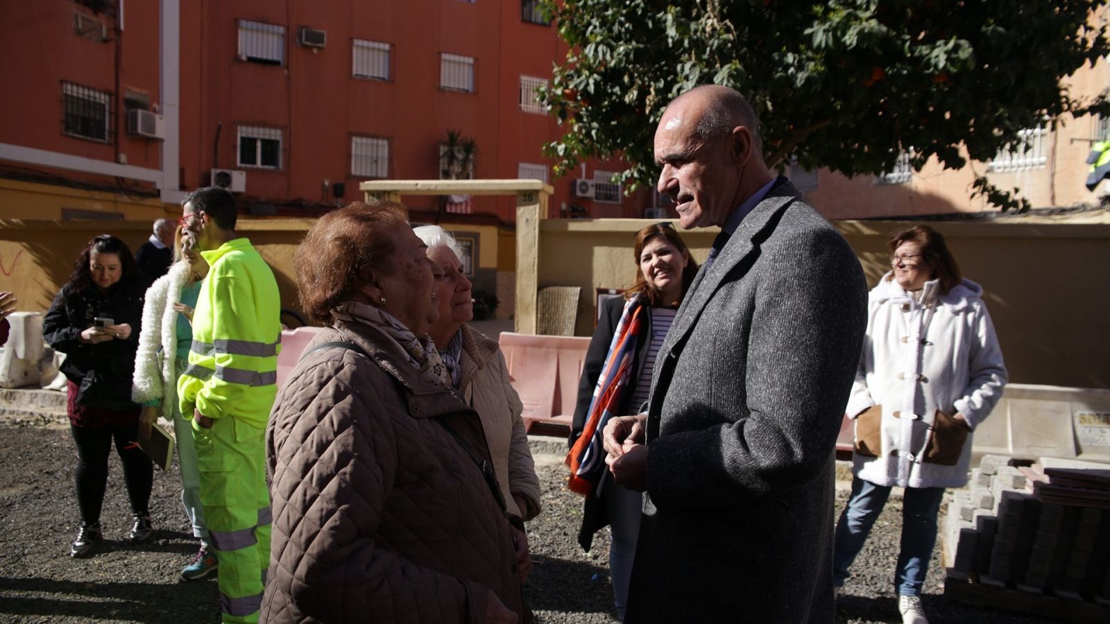 El alcalde con vecinas de Los Pajaritos.