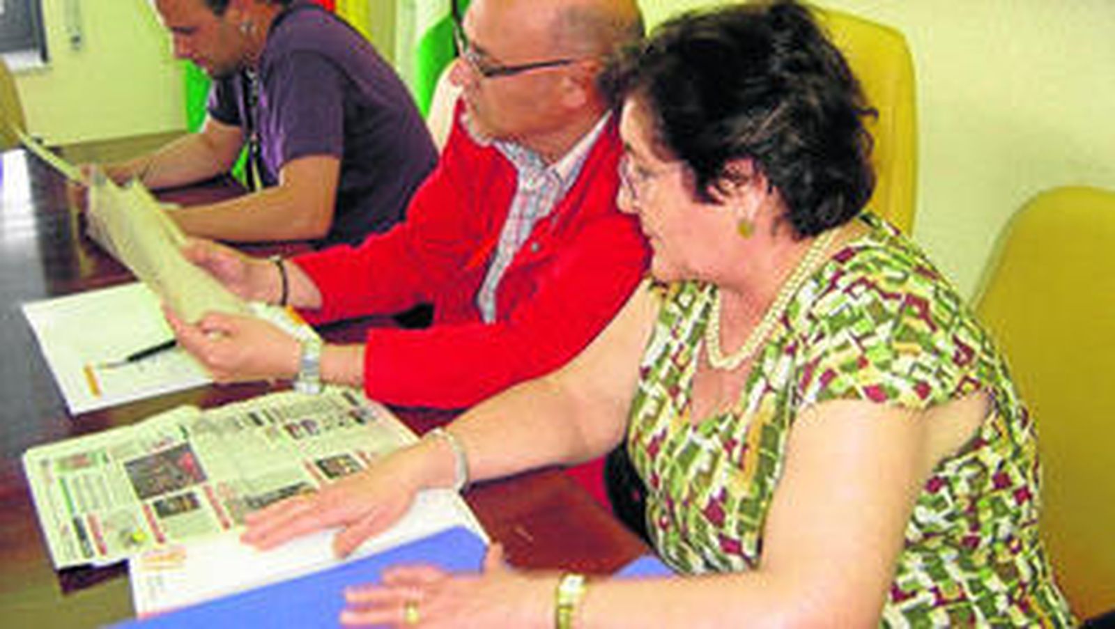 La hija del prisionero en los campos nazi, junto al alcalde de Olvera, que sostiene estos documentos.