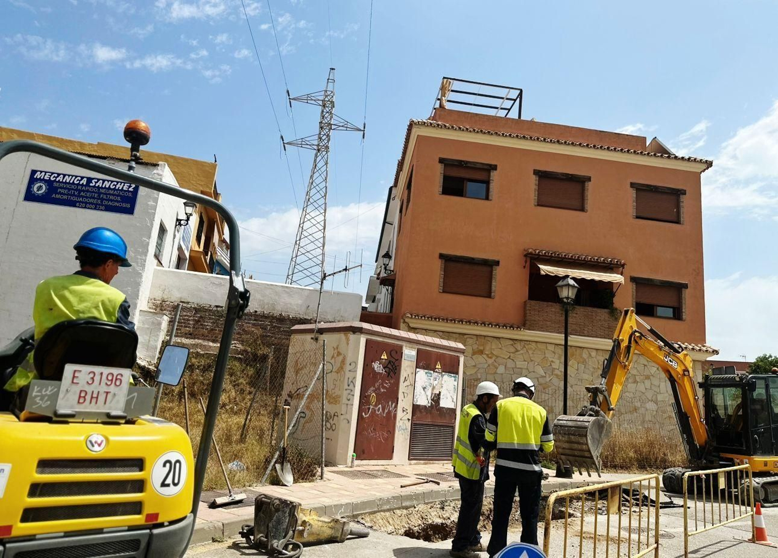 Las obras de soterramiento del cableado en la barriada fuengiroleña.