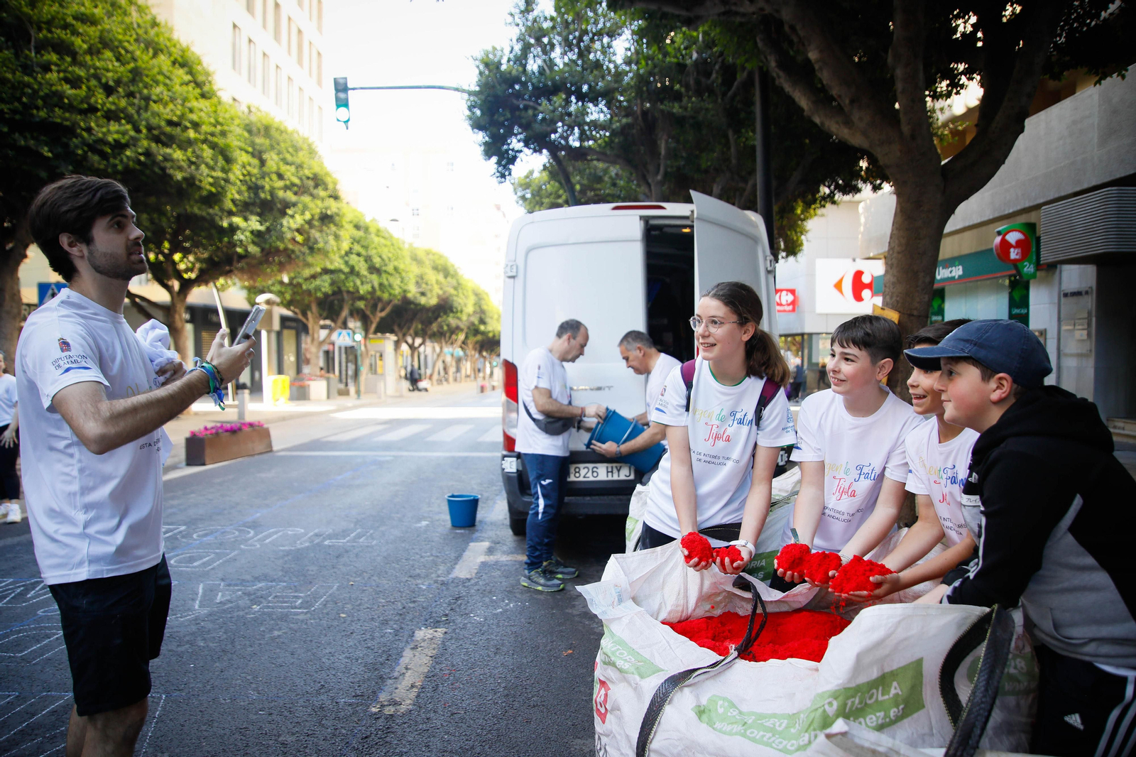 Así es la alfombra de serrín de 60 metros en el Paseo de Almería, en imágenes.