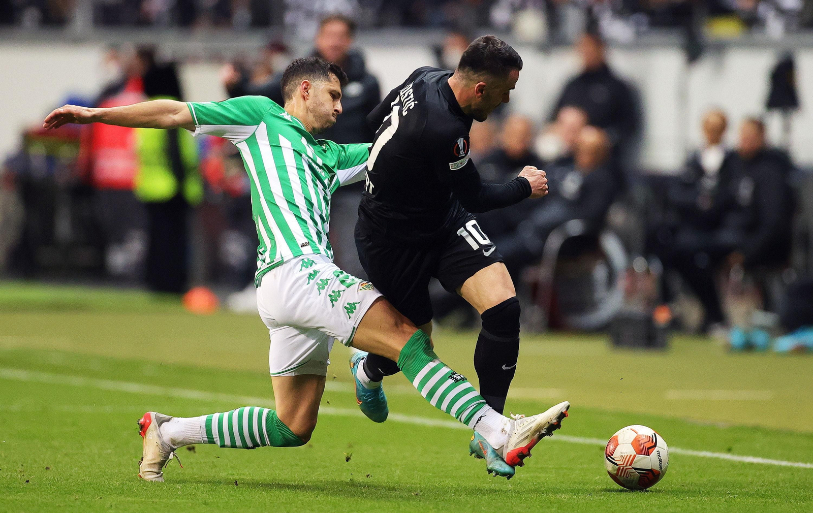 Guido realiza una entrada sobre Kostic.