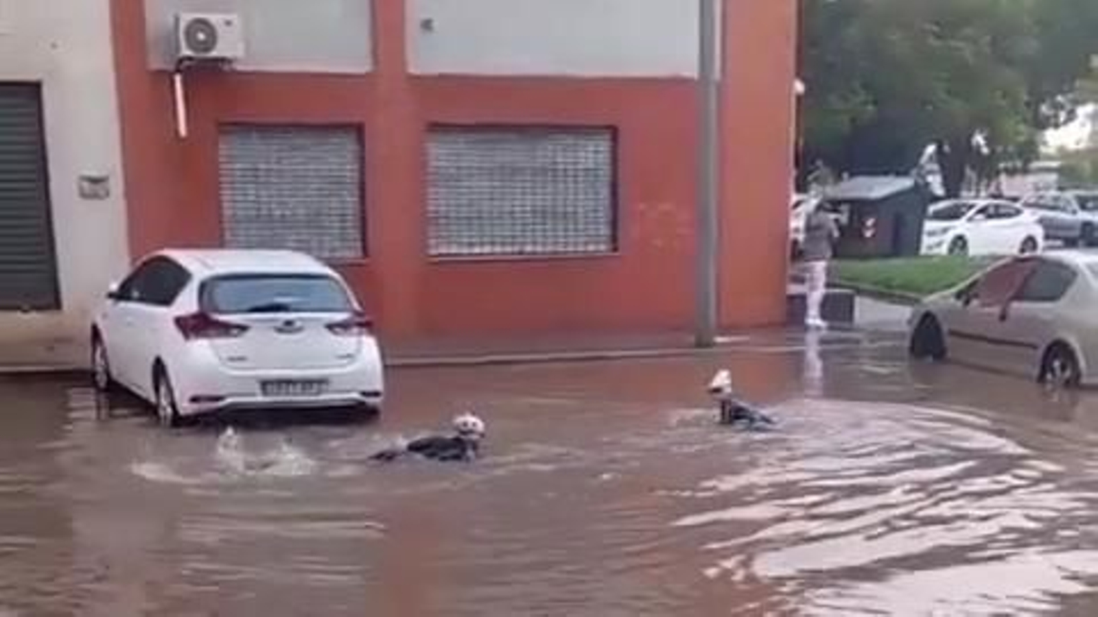 Dos nadadores improvisados se viralizan en Huelva durante las lluvias por la borrasca Claudia