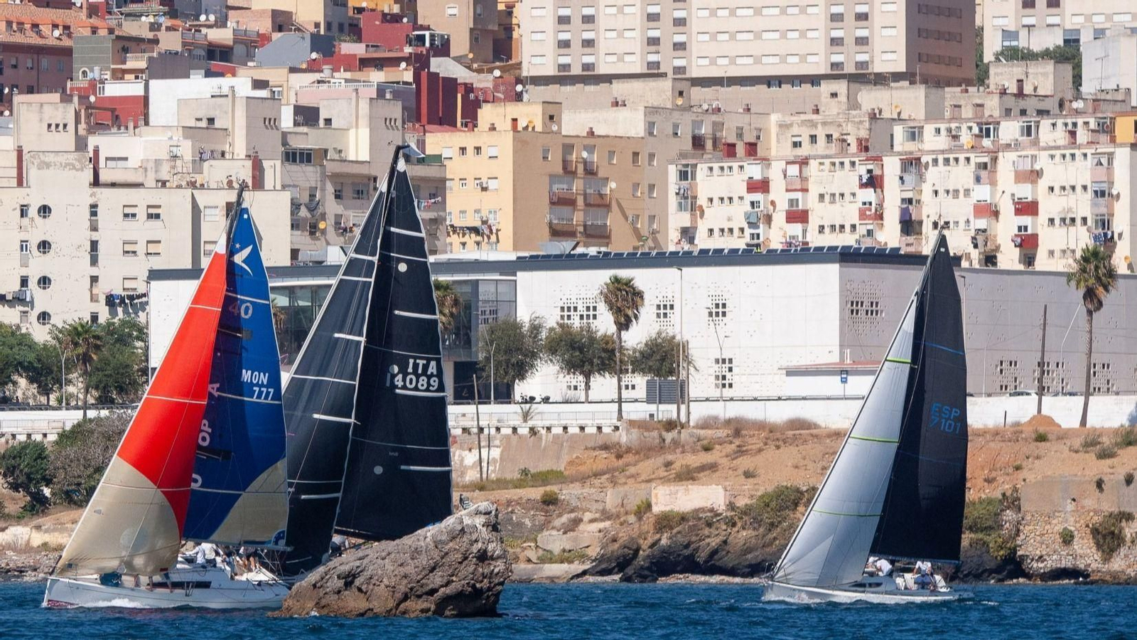 Varios de los participantes, con la ciudad de Ceuta al fondo