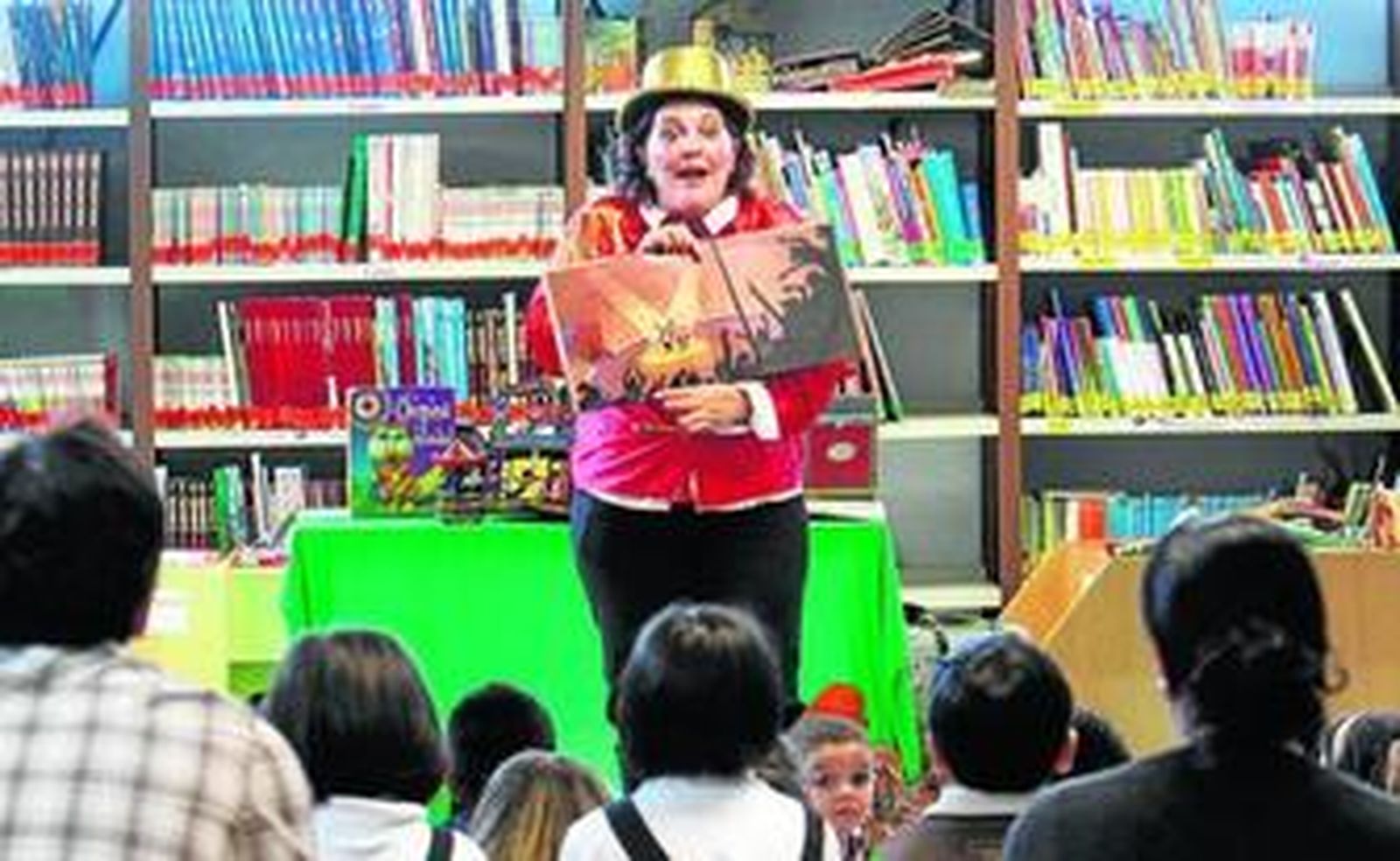 1. Cuentacuentos y espectáculos infantiles acercarán la lectura a los más pequeños hoy. 2. Feria del Libro de Villamanrique de la Condesa. 3, 4 y 5. Personalidades de las letras como Emilio Lledó (participará en un acto en Salteras), Luis Cernuda o José Luis Sampedro serán homenajeados.
