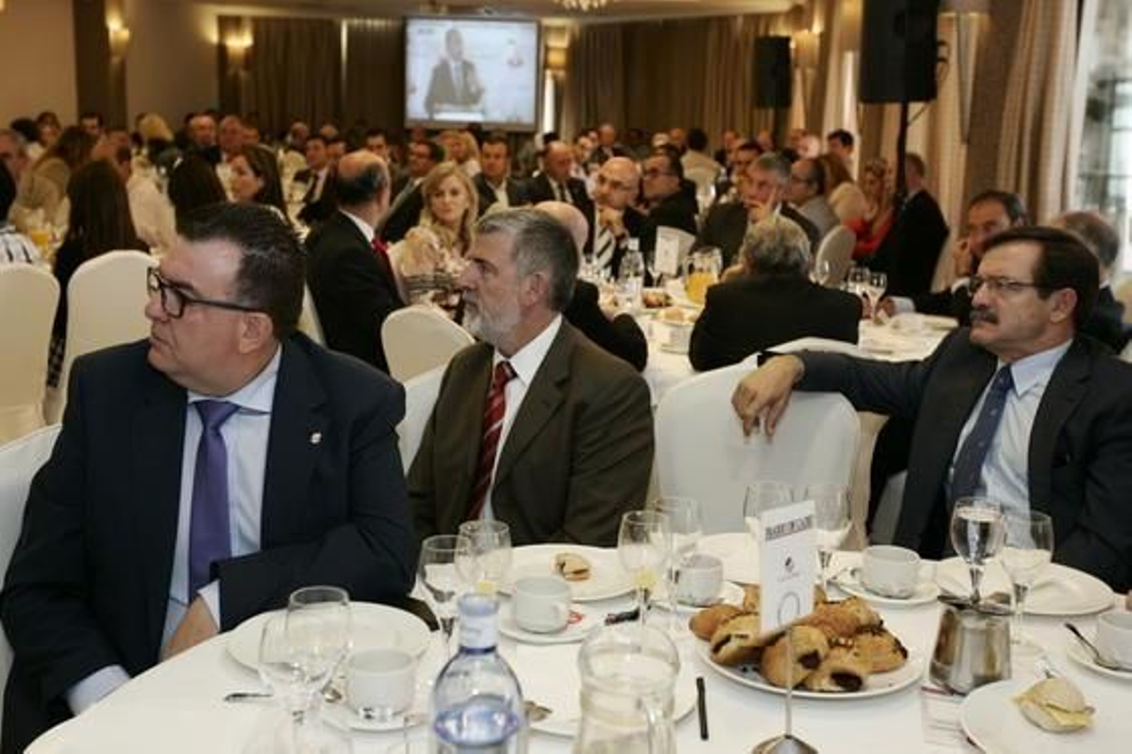 Emilio Torres Gázquez, director territorial de Cajamar en la provincia de Almería, Emilio Osorio, gerente de Diario de Almería, y José Luis Sebastían, presidente de Jarquil Andalucía, en la mesa Diario de Cádiz, atendiendo al discurso de Luis Rogelio Rodríguez Comendador

Foto: Rafael G. / Javier Alonso