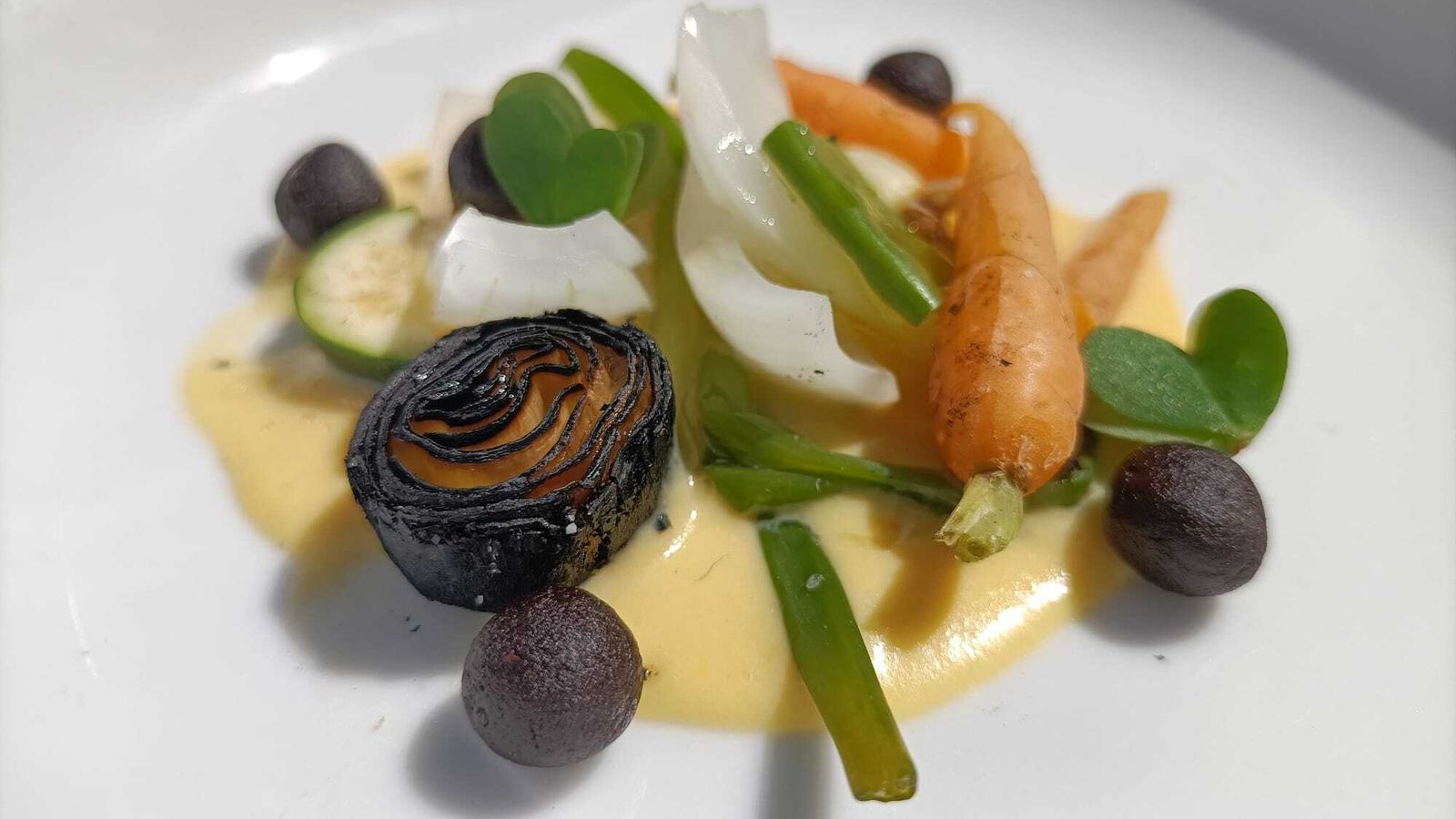 Menestra de verduras con untuoso de maíz y mole poblano y Alhambra Reserva Roja