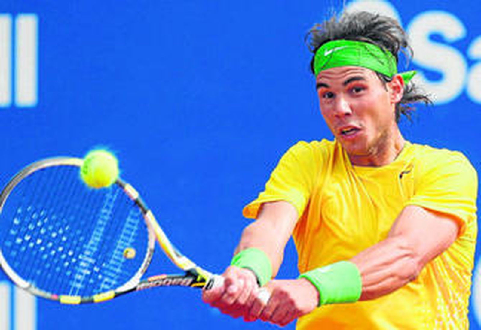 Rafael Nadal se dispone a golpear la bola durante su encuentro ante el croata Ivan Dodig.