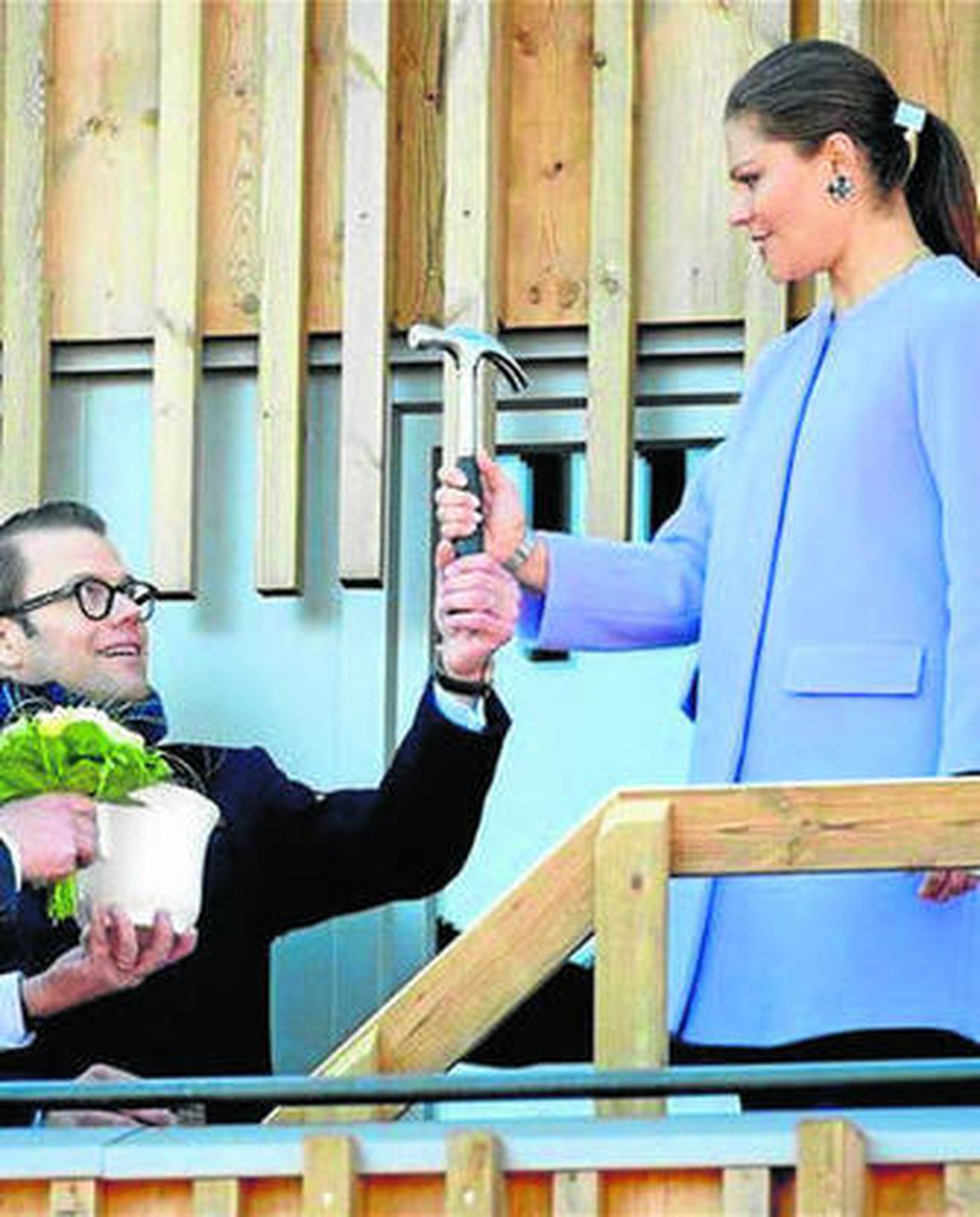 Victoria de Suecia y su marido prueban el bricolaje