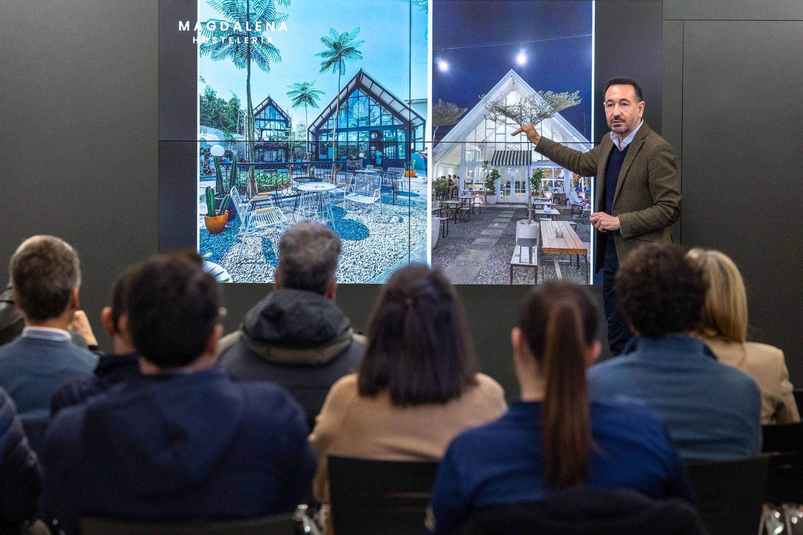 López Gil, presentando el proyecto a los hosteleros y empresarios.