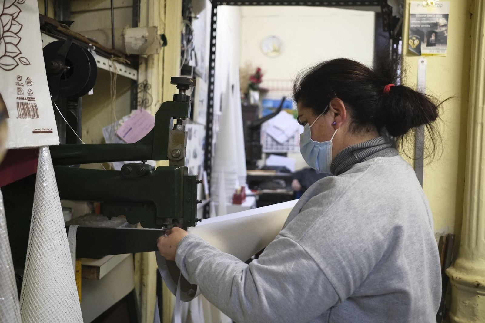 Las fotografías de la cuenta atrás para la Semana Santa en una tienda de capirotes de Córdoba