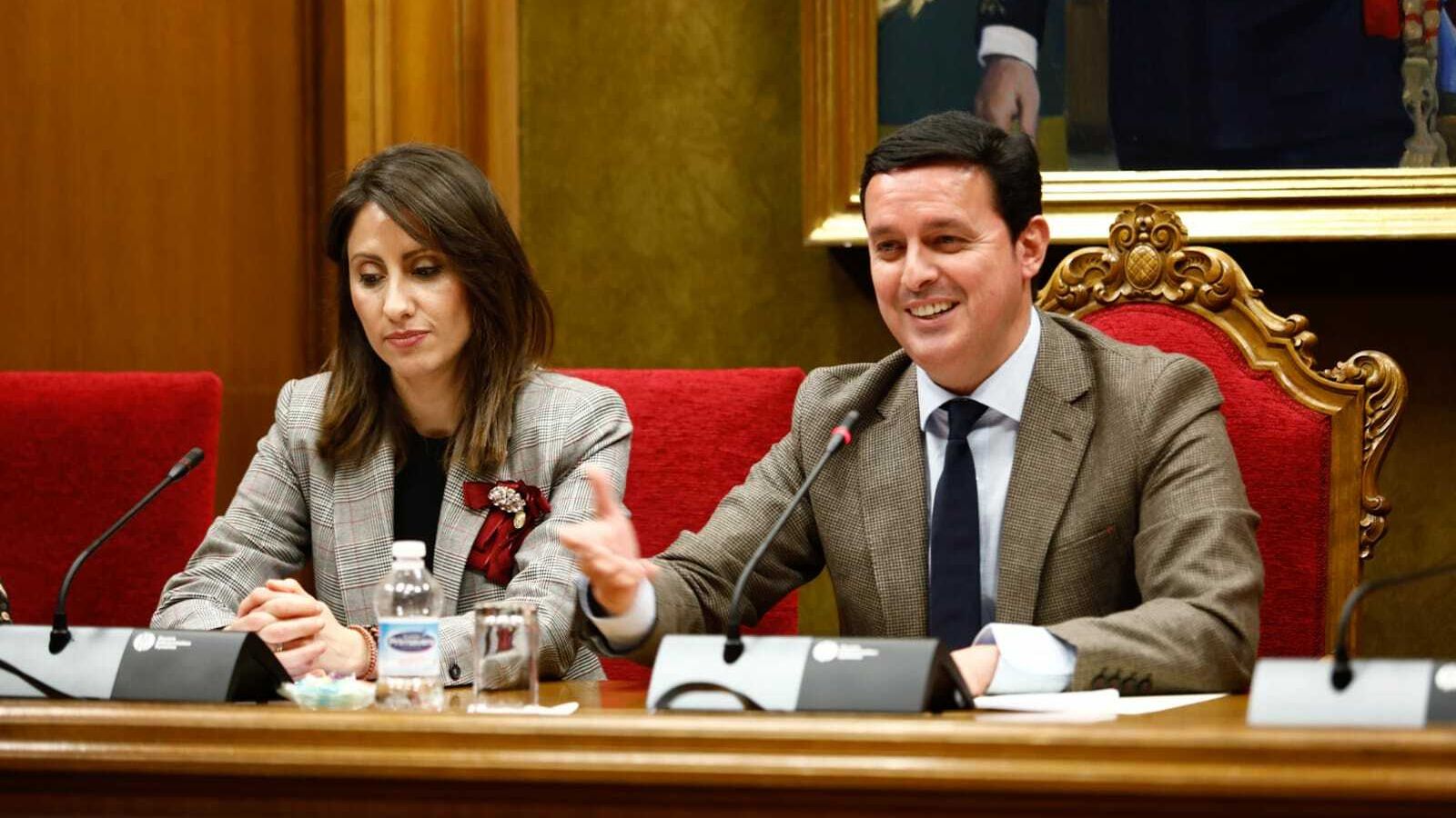 Javier A. García y Carmen Belén López en el Consejo de Mujer.