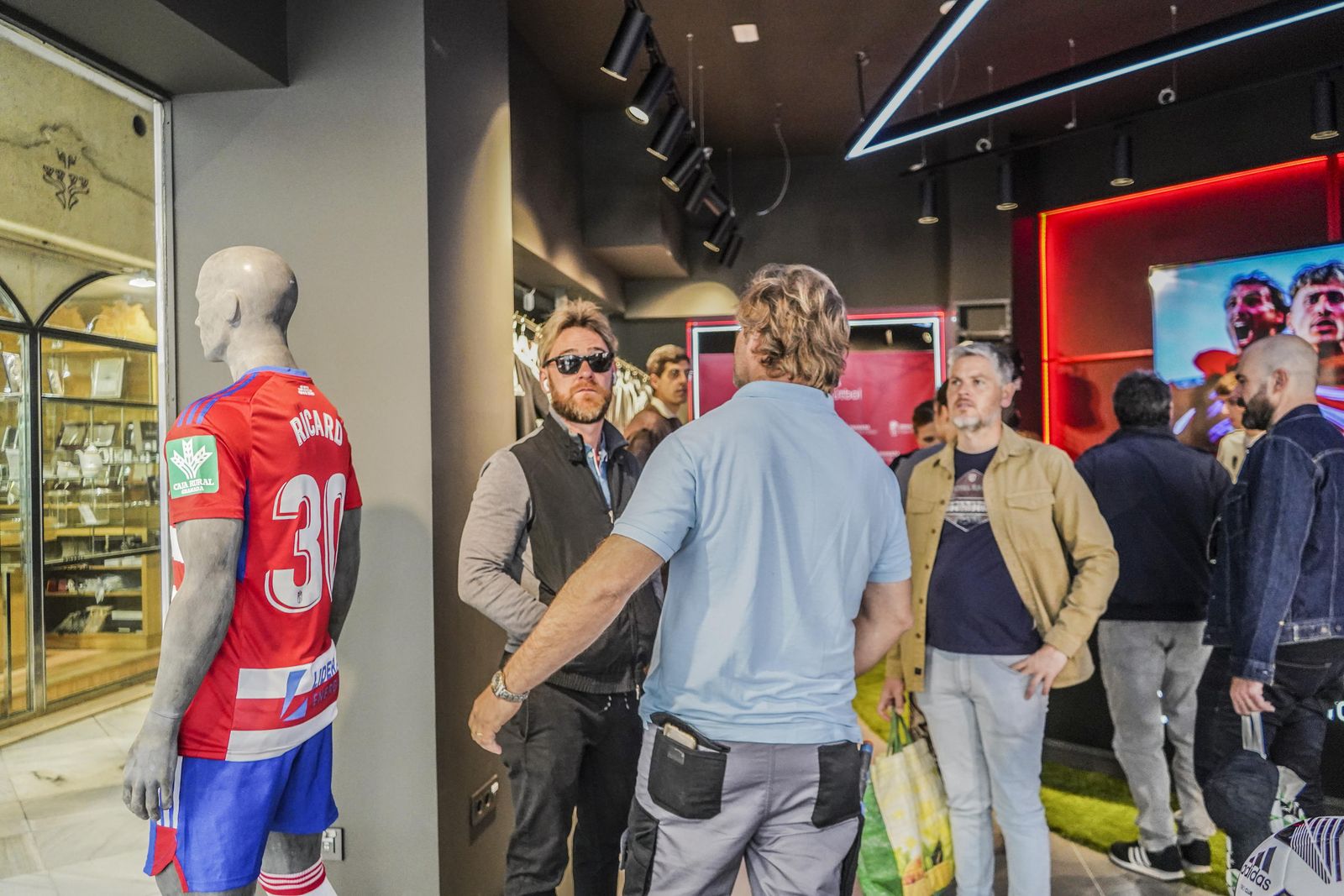 Conoce la nueva tienda del Granada en el centro