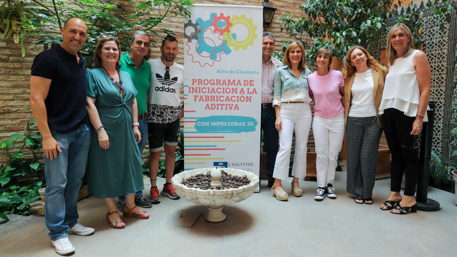 Ana Jáuregui, decana de Cogitise, junto a algunos de los profesores participantes en la V edición del programa Iniciación a la fabricación aditiva con impresoras 3D.