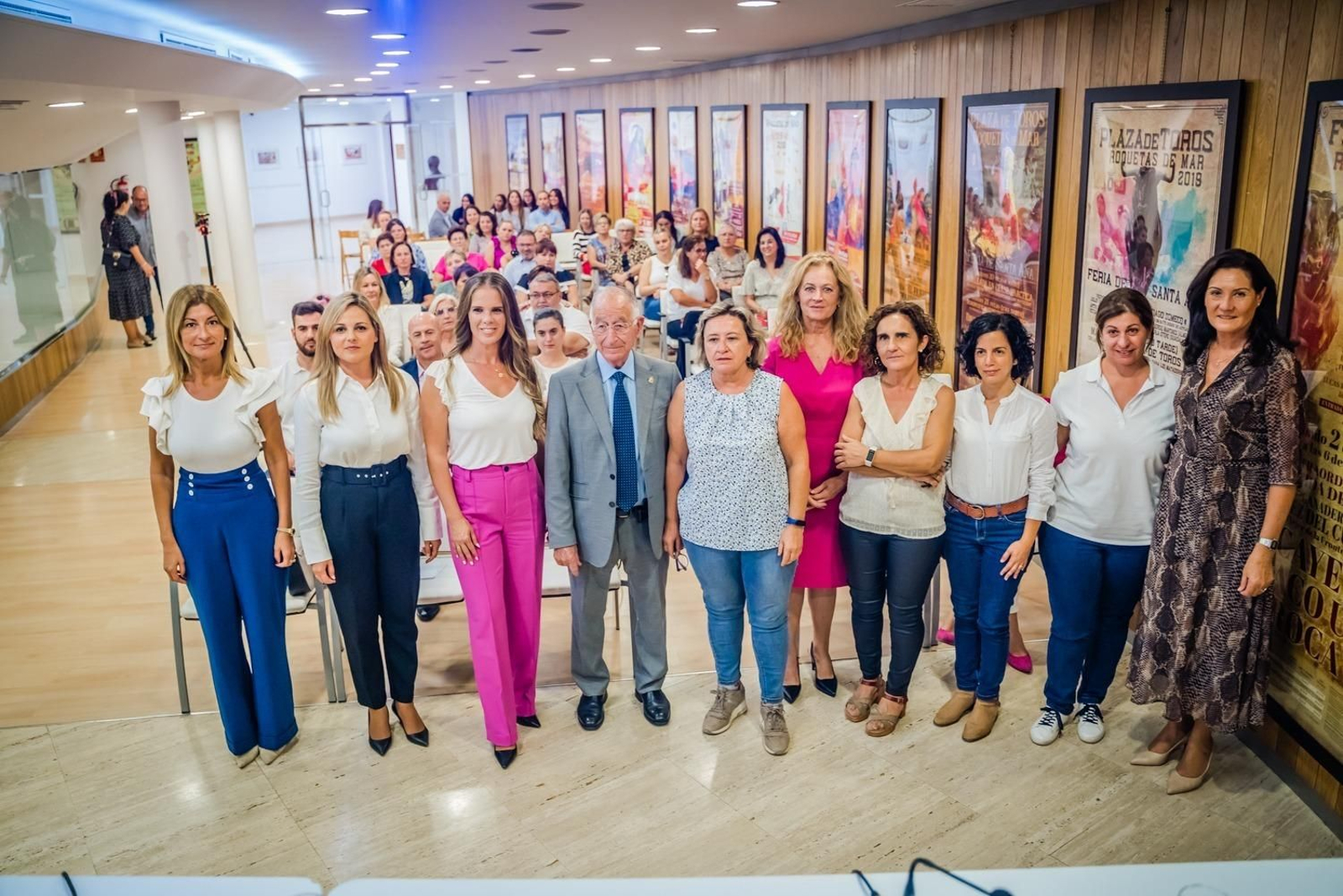 El alcalde y la edil Rocío Sánchez, junto a las ponentes y otras ediles del equipo de gobierno.