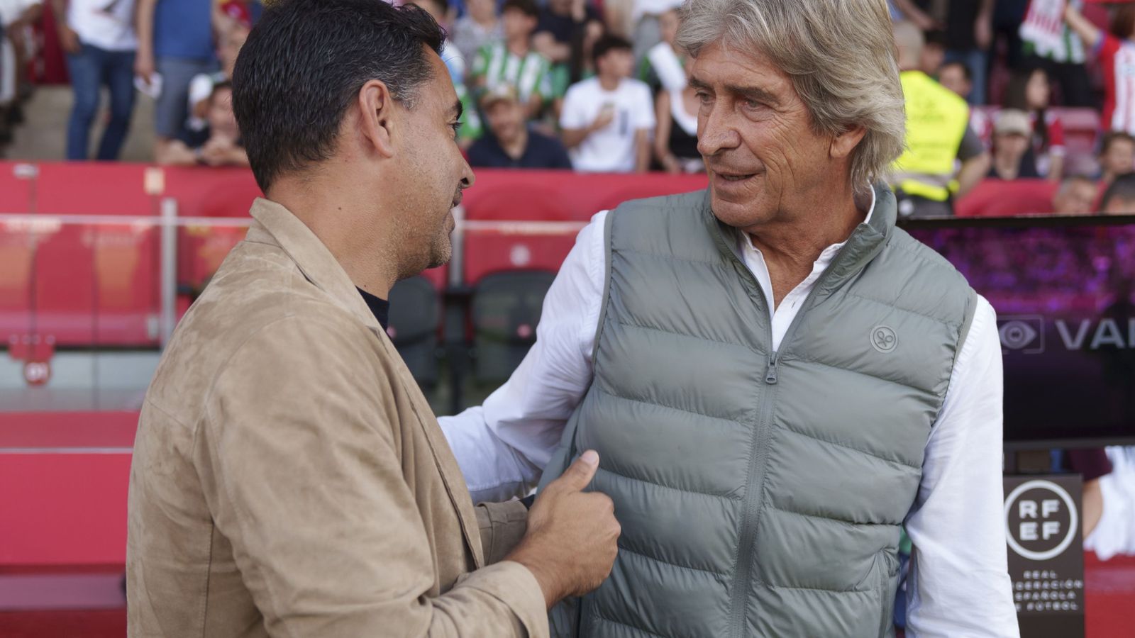Míchel y Manuel Pellegrini se saludan en el encuentro de la pasada temporada en el estadio del Girona.