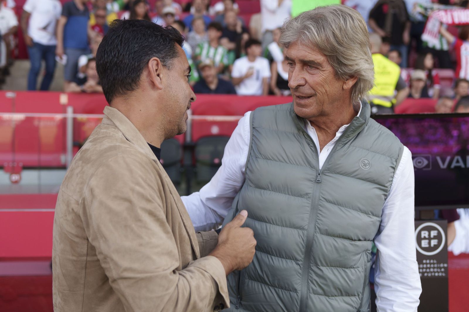 Míchel y Manuel Pellegrini se saludan en el encuentro de la pasada temporada en el estadio del Girona.