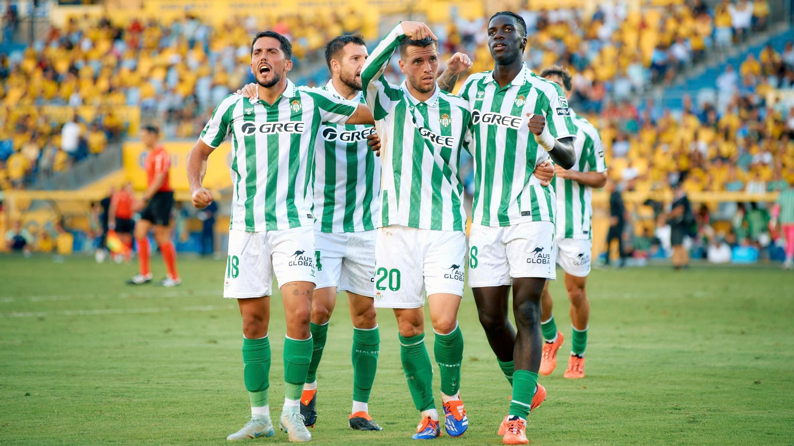 Lo Celso celebra su gol ante Las Palmas agradeciendo a Assane su asistencia.