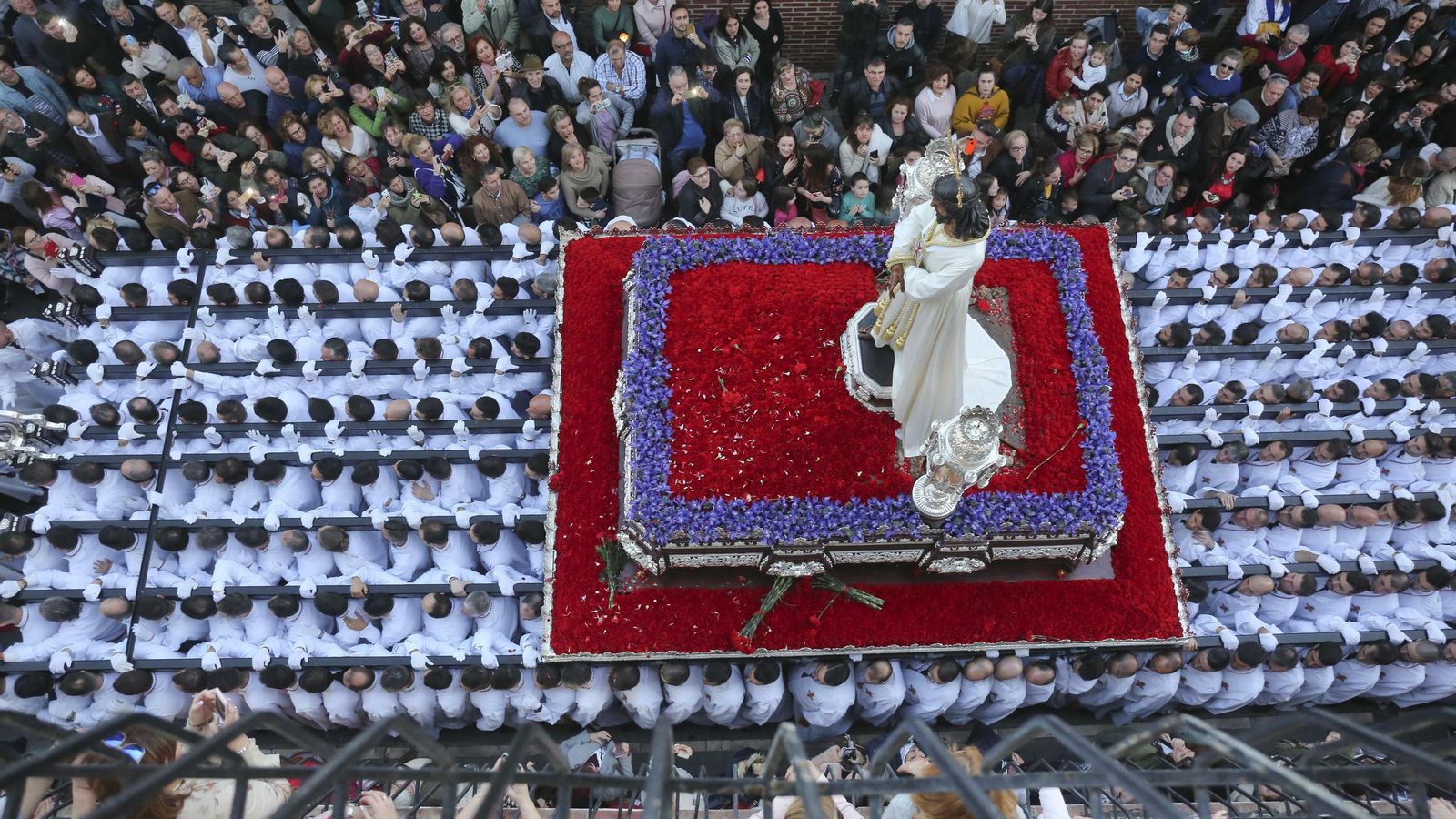 Nuestro Padre Jesús Cautivo portado por los hombres de trono.