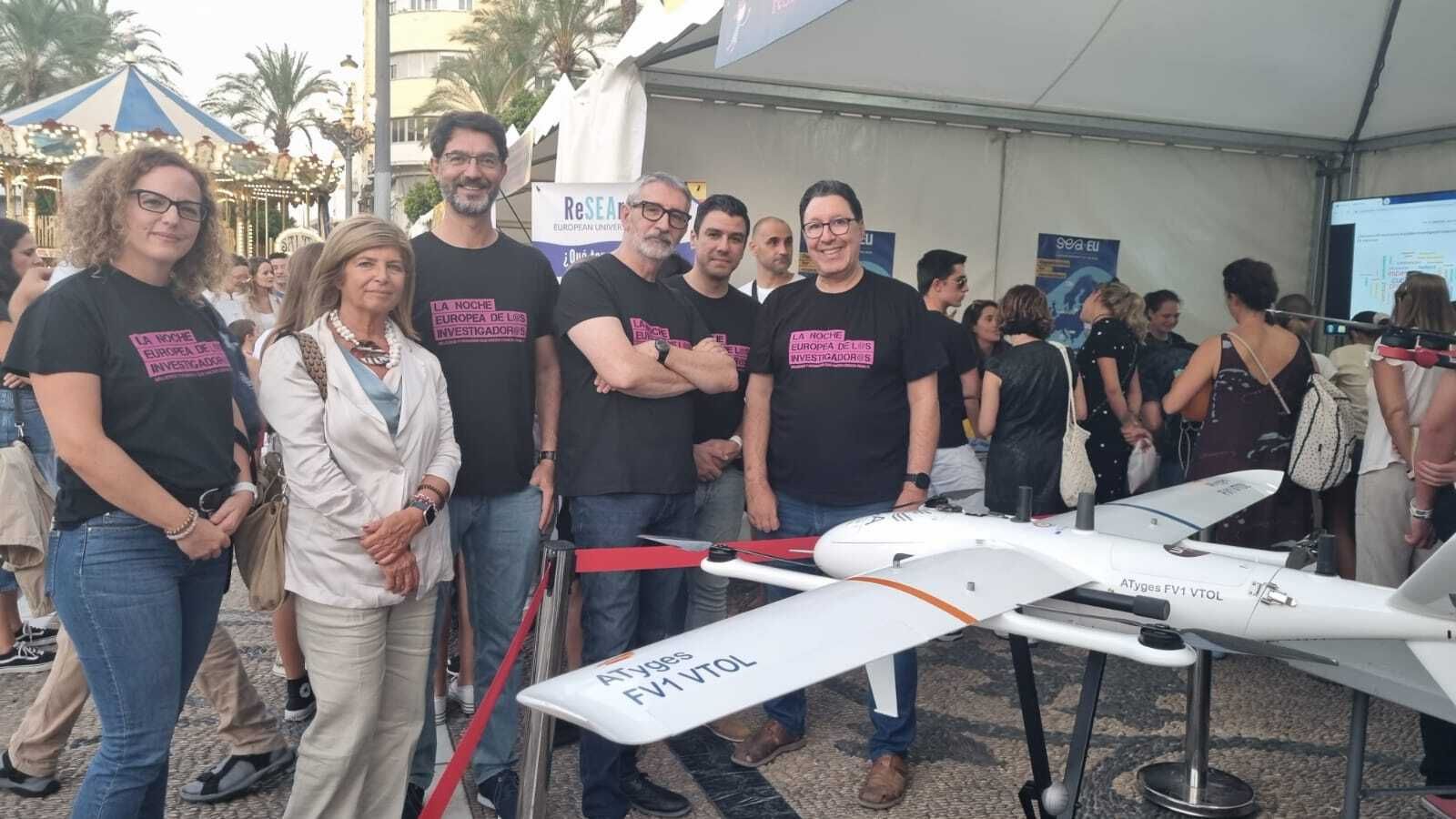 Francisco Piniella, rector de la UCA, junto a Isabel paredes y otros miembros de la universidad.