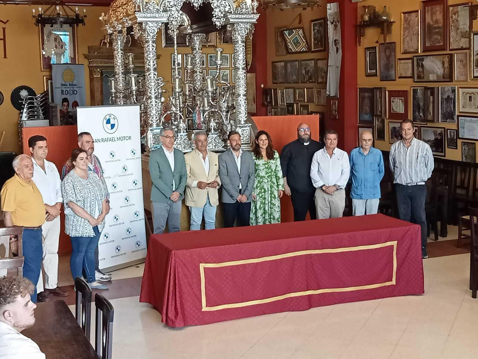 La hermandad del Rocío de Córdoba, con representantes de San Rafael Motor.