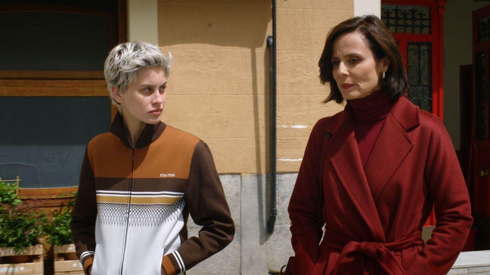 Milena Smit y Aitana Sánchez-Gijón, en 'Madres paralelas'.