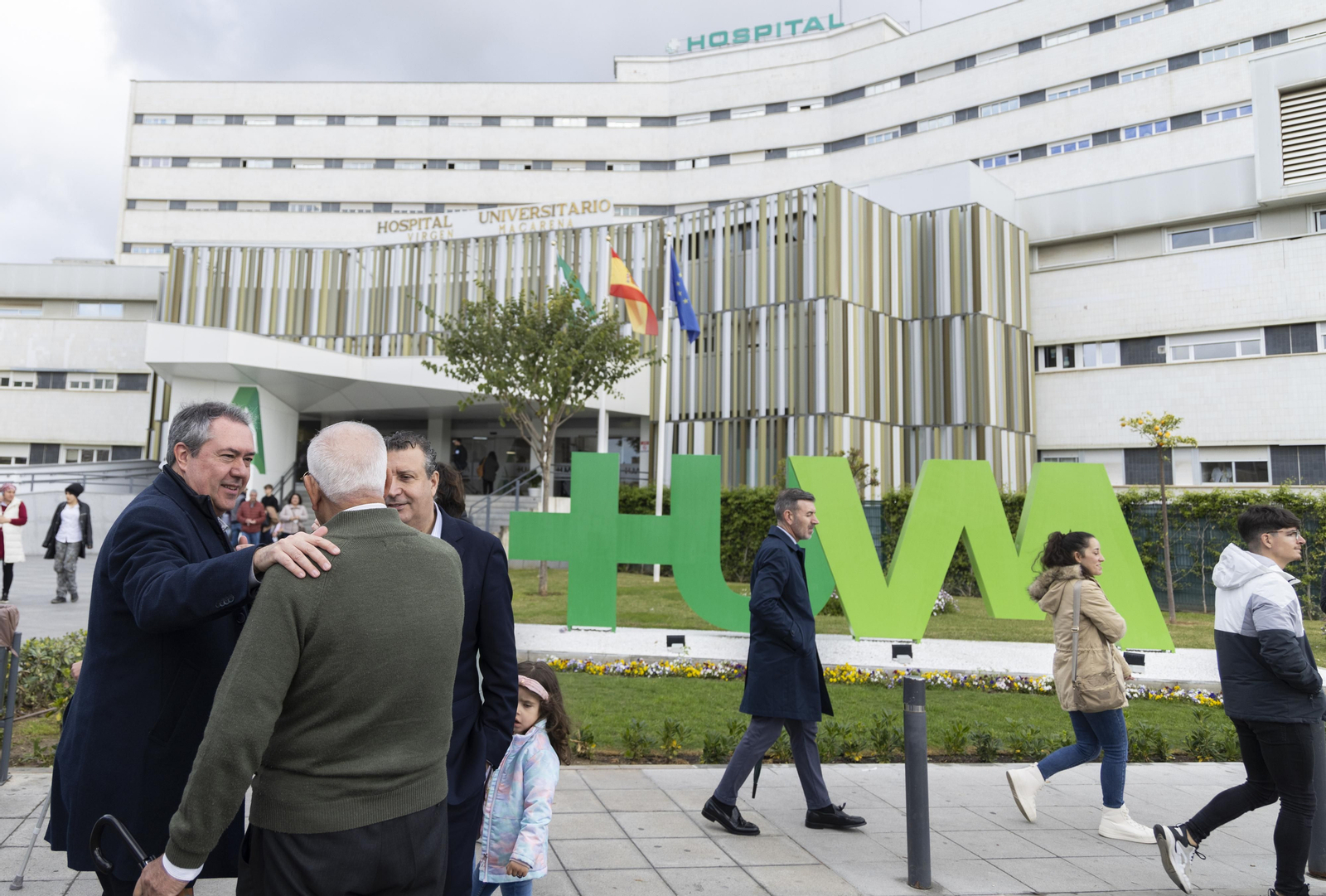 Concentración de representantes del PSOE andaluz frente al Hospital Virgen Macarena.