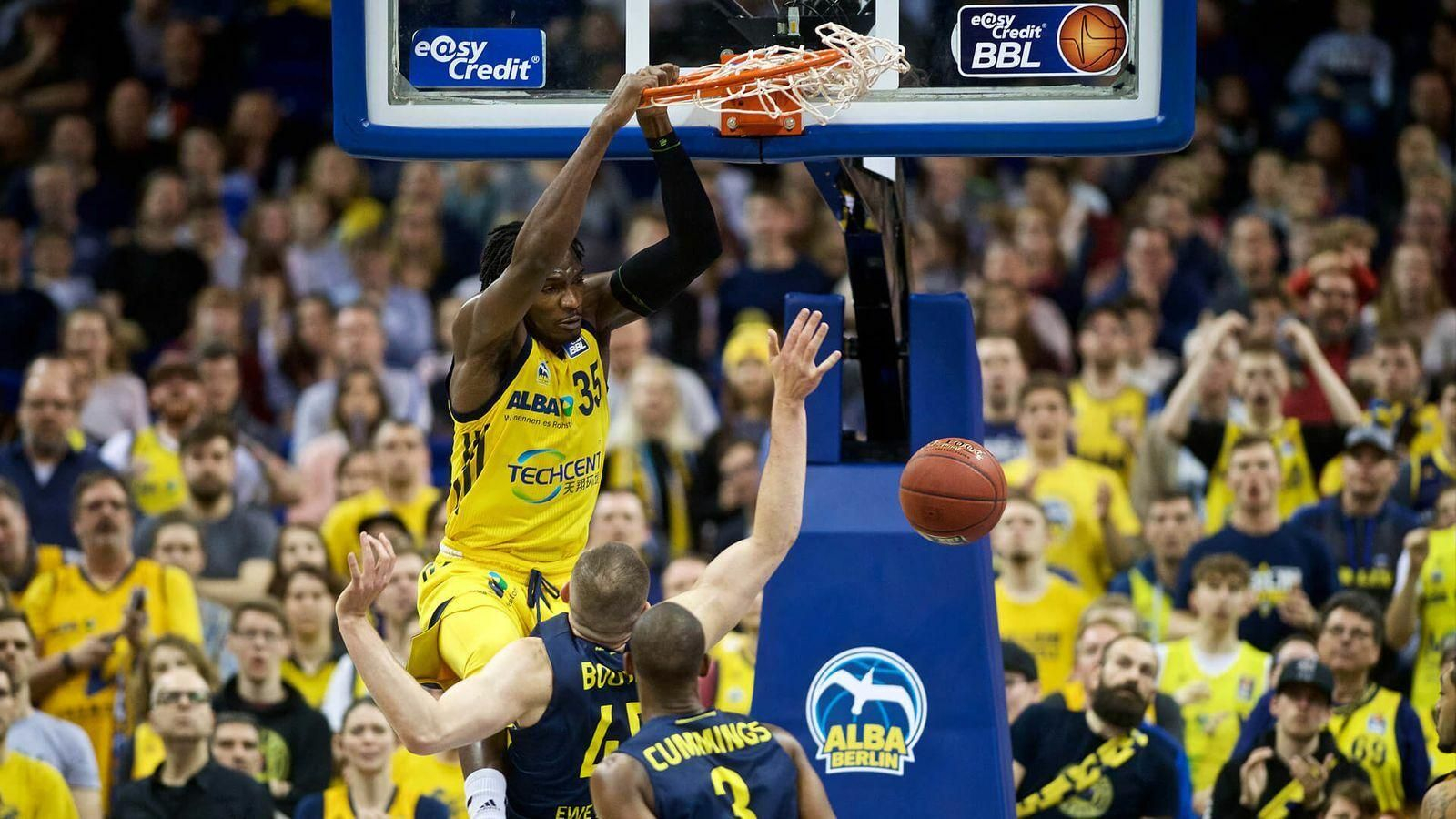 Nnoko realiza un mate durante el Alba Berlín-Oldenburg.