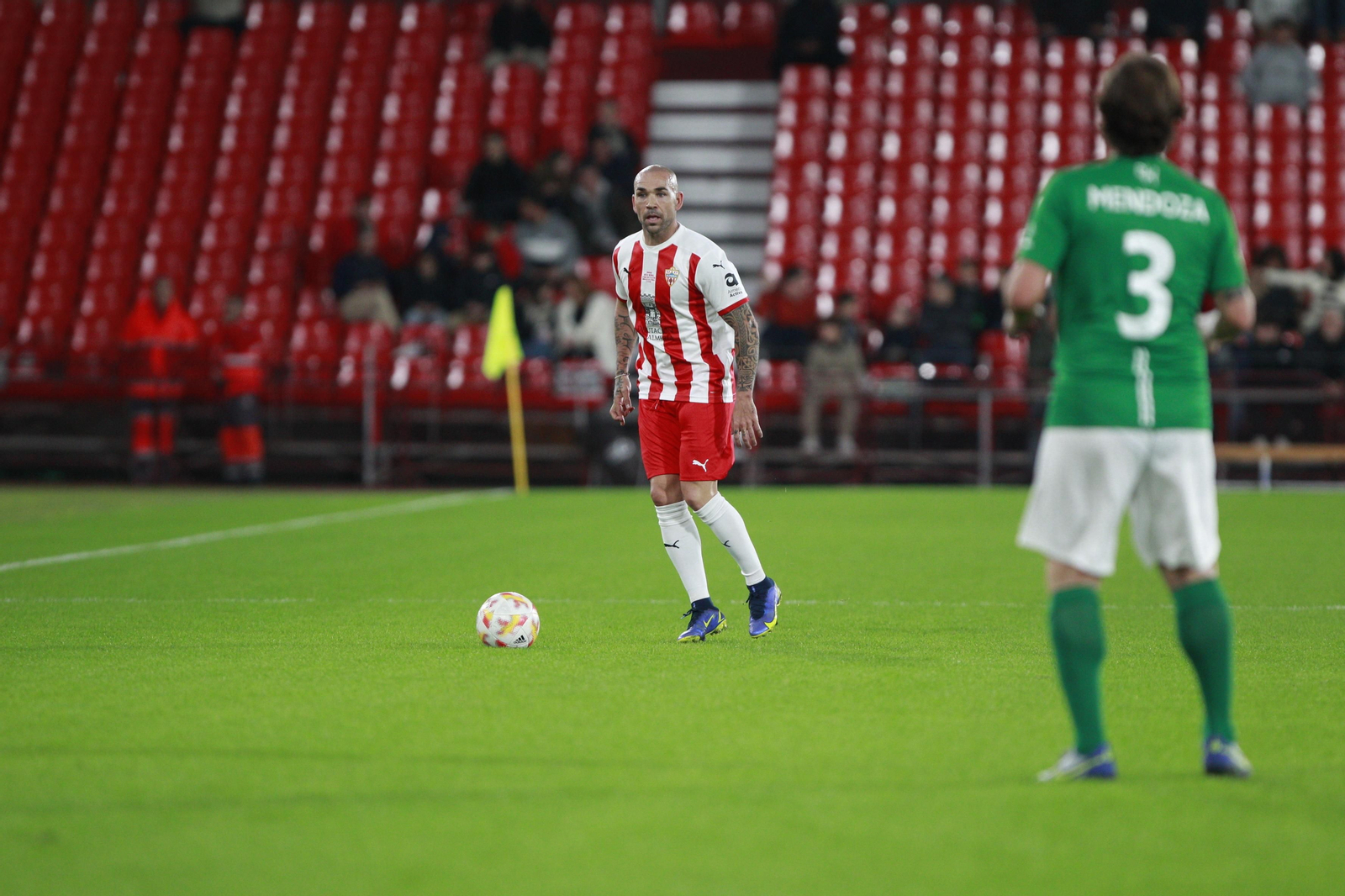 Imágenes del partido homenaje al 'eterno' capitán de la U.D. Almería, José Ortiz