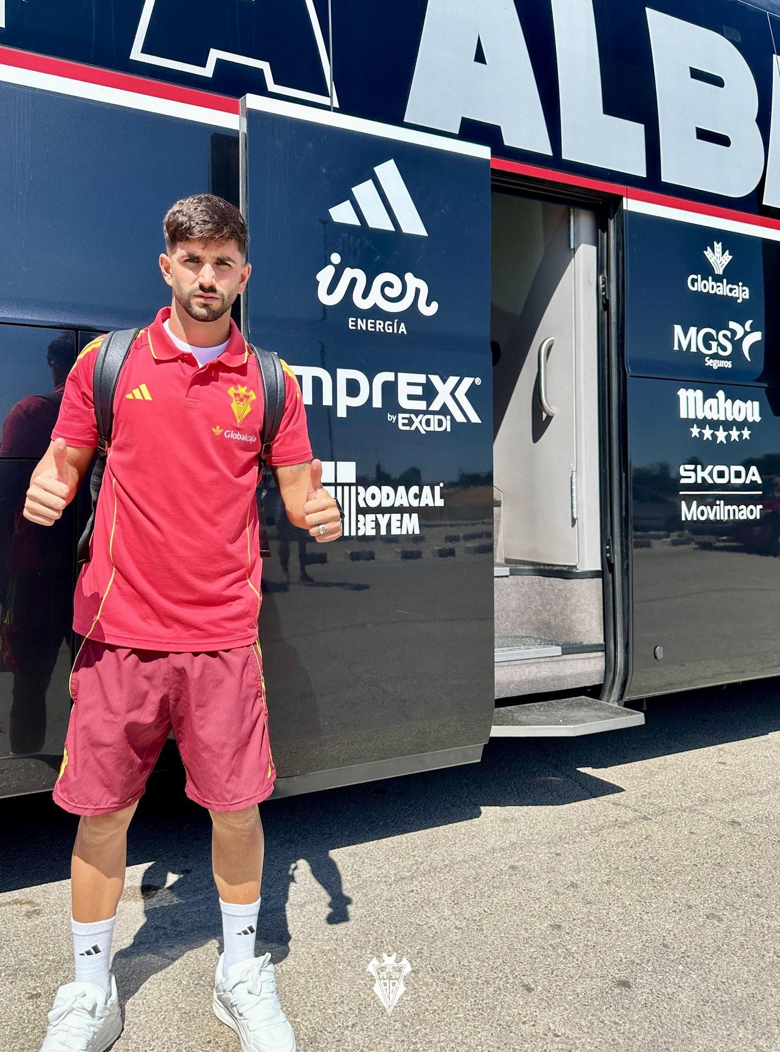 Jugador del Albacete antes de subir al autobús para viajar a Cádiz.
