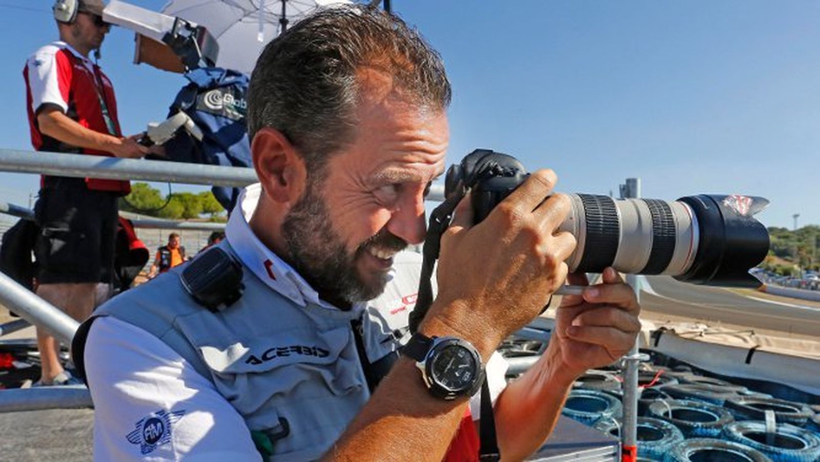 El portuense David Clares, fotógrafo oficial del Mundial de Superbikes, ayer en el Circuito de Jerez.