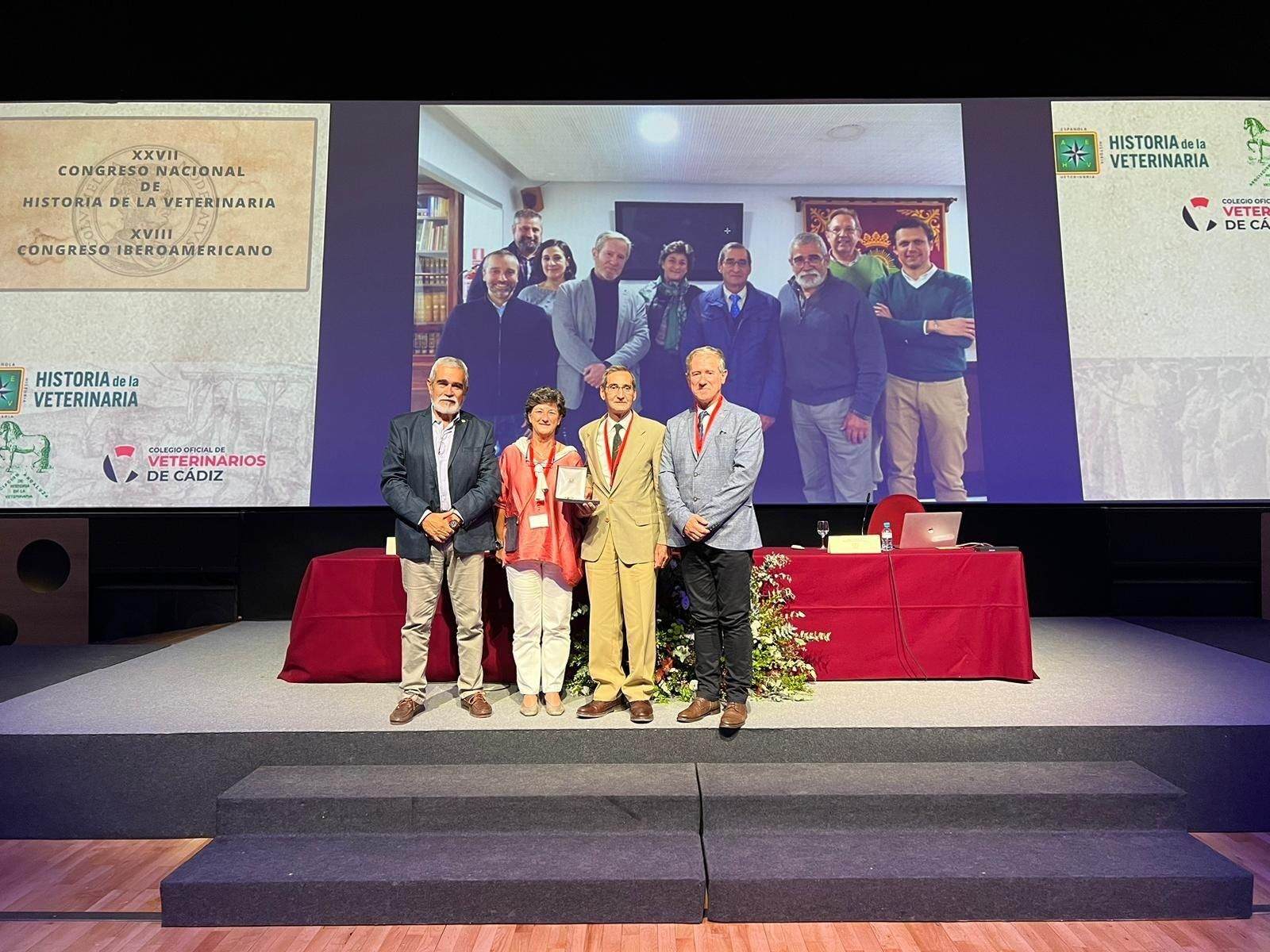 Entrega de la medalla al mérito profesional y participación colegial del Colegio Oficial de Veterinarios de Cádiz a Mariano Vinuesa.