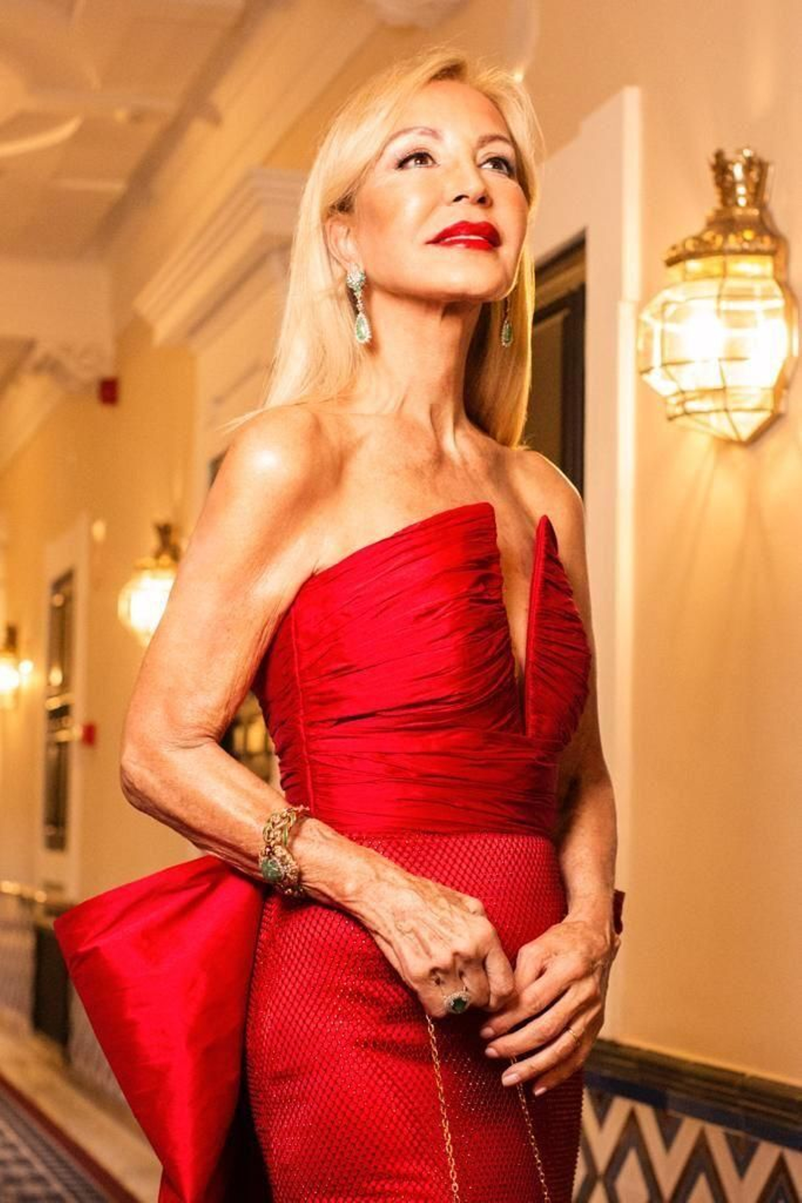 Carmen Lomana  se vistió en el Hotel Alfonso XIII de la capital Hispalense