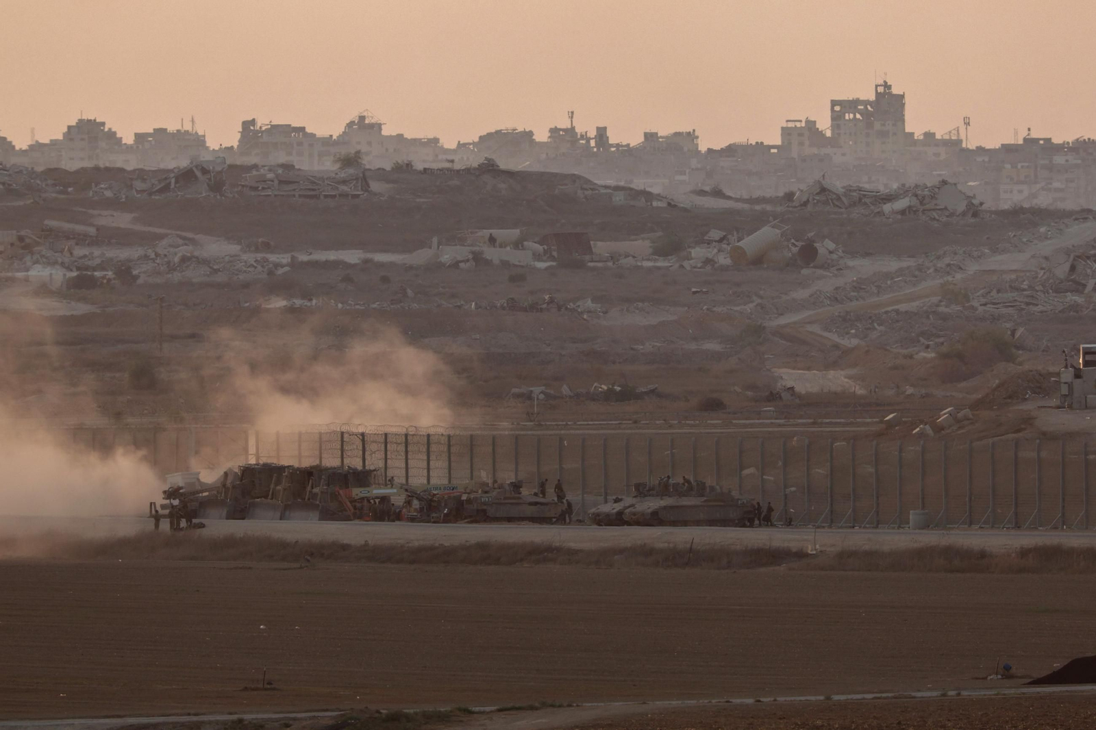 Tanques israelíes desplegados en la frontera entre Israel y Gaza en el sur de Israel el pasado martes.