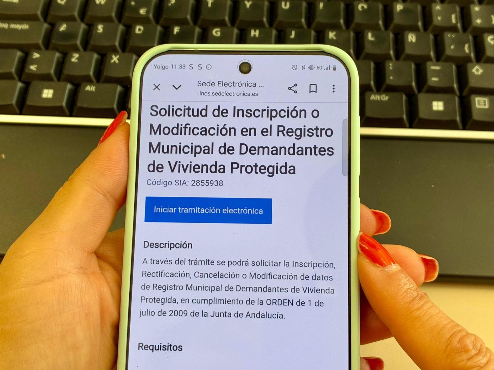 Una usuaria realizando una inscripción telemática.