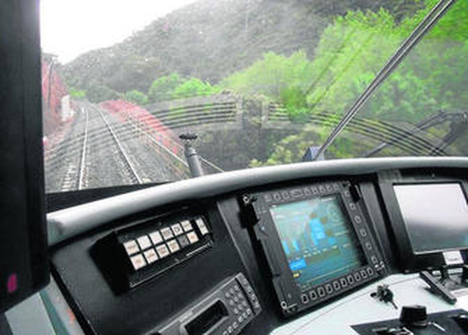 Imagen del tendido ferroviario Algeciras-Bobadilla visto desde la cabina de un tren, en foto de archivo.