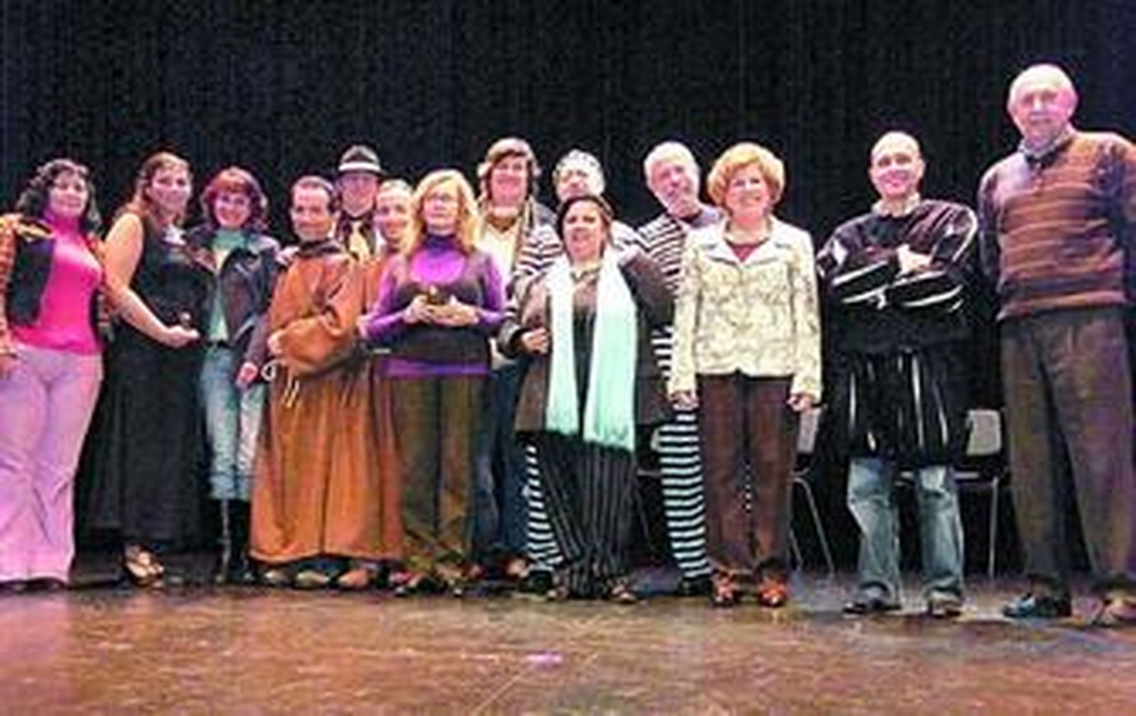 Organizadores, jurado y galardonados en la ceremonia final de la Muestra de Teatro Aficionado de Almería.