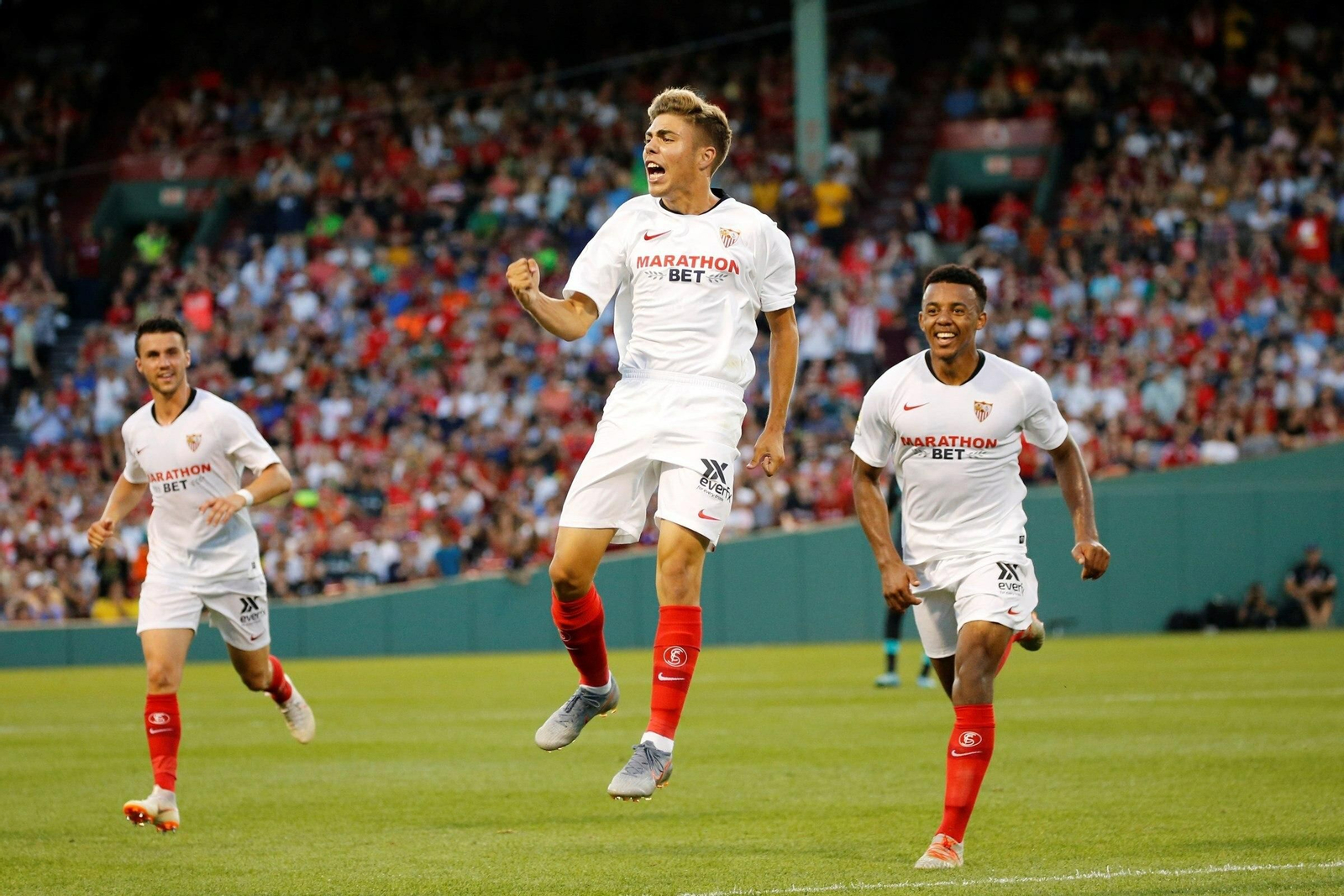 Alejandro Pozo celebra su gol al Liverpool junto a Koundé esta temporada.