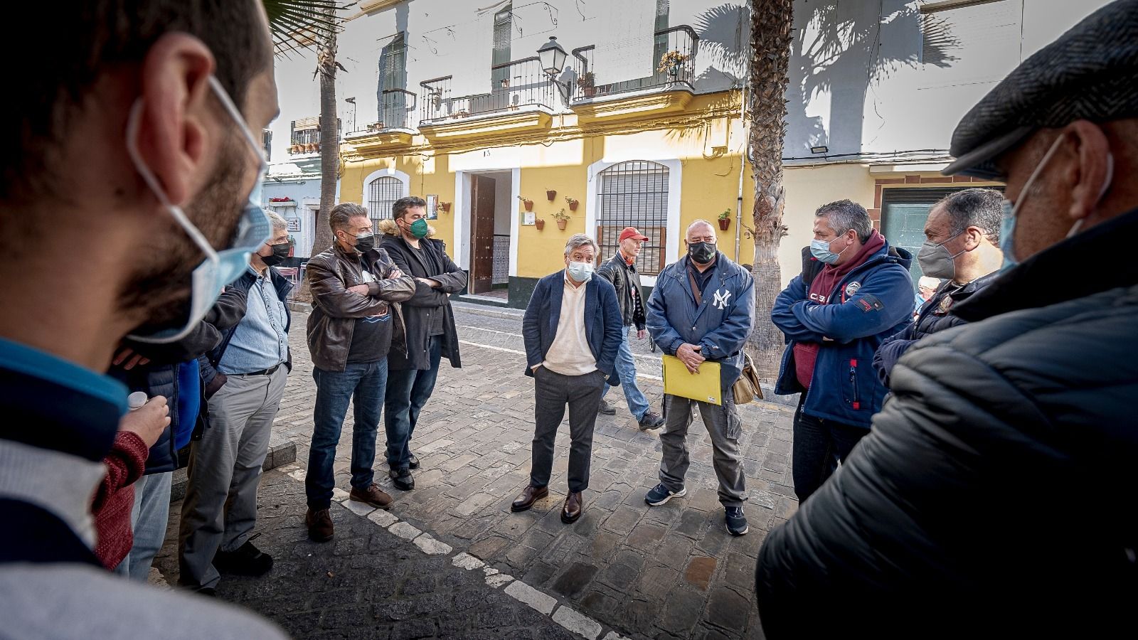 El concejal del PSOE Óscar Torres se reúne con los hosteleros de la calle de La Palma.