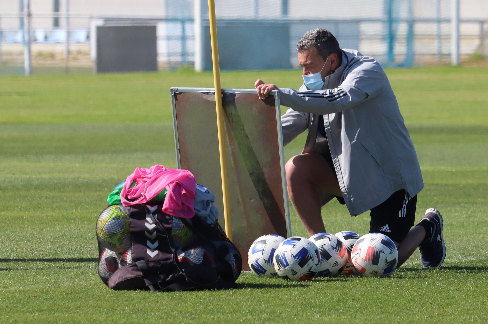 Carlos Pouso escribe en su pizarra antes de un entrenamiento con el Recreativo.