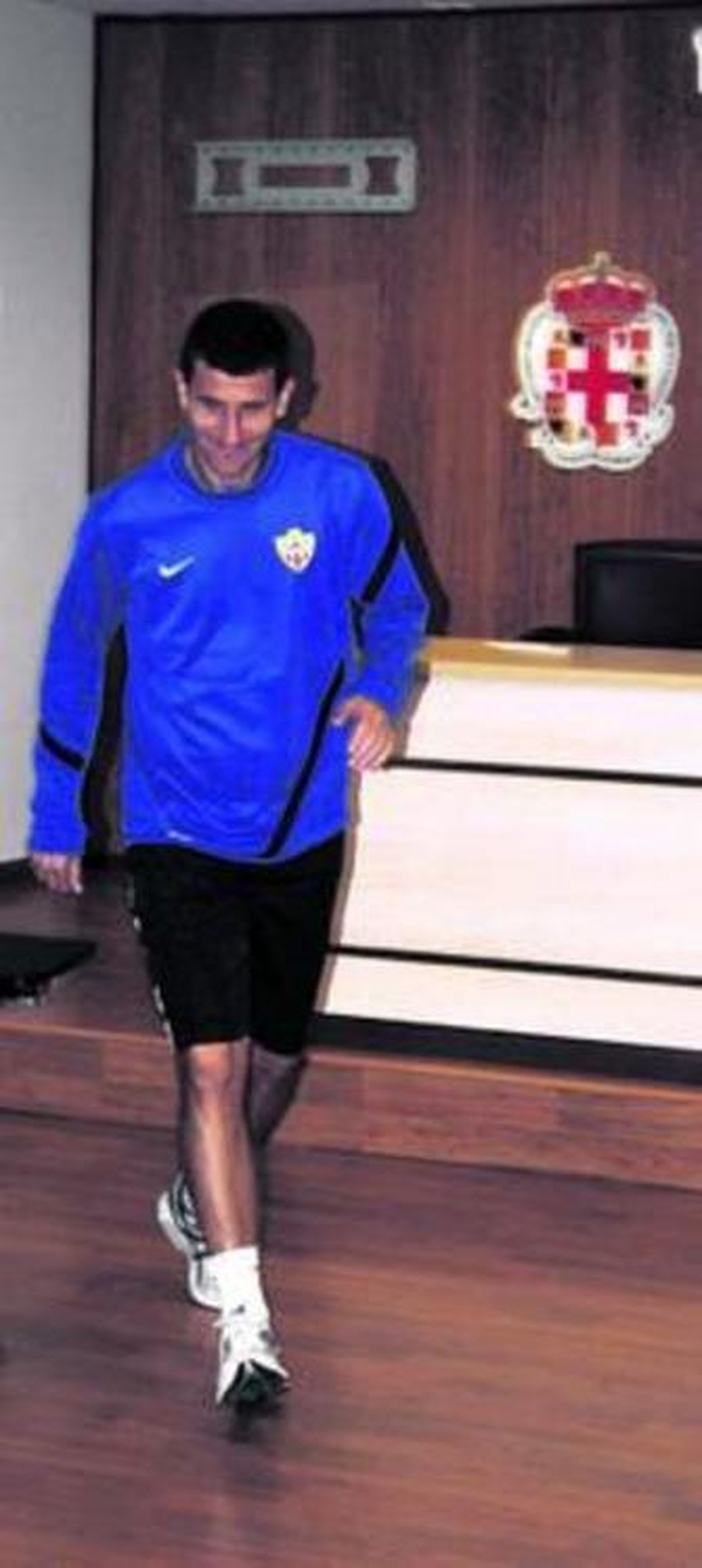 Gracia, con gesto sonriente, sale de la rueda de prensa.