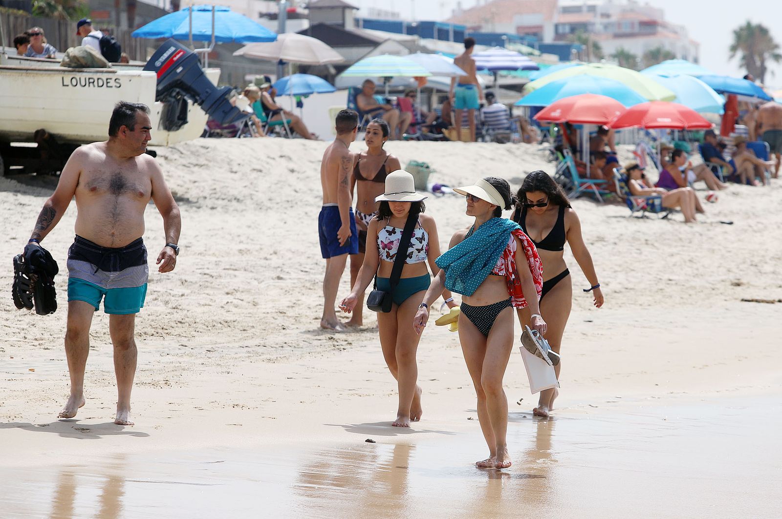 Imágenes del caluroso fin de semana en las playas de Huelva