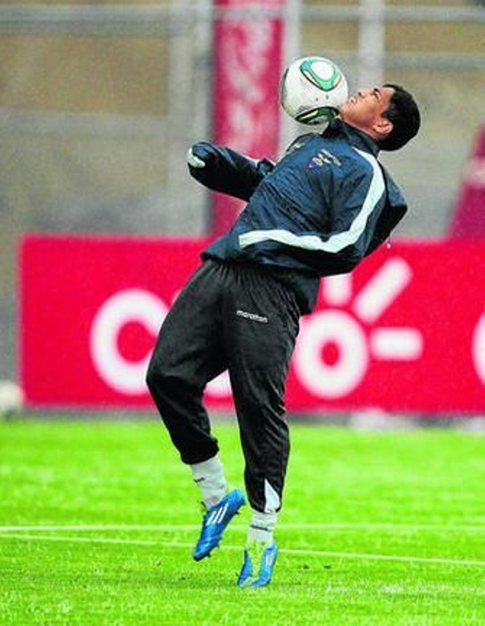 Jefferson Montero controla el balón, entrenándose con Ecuador.