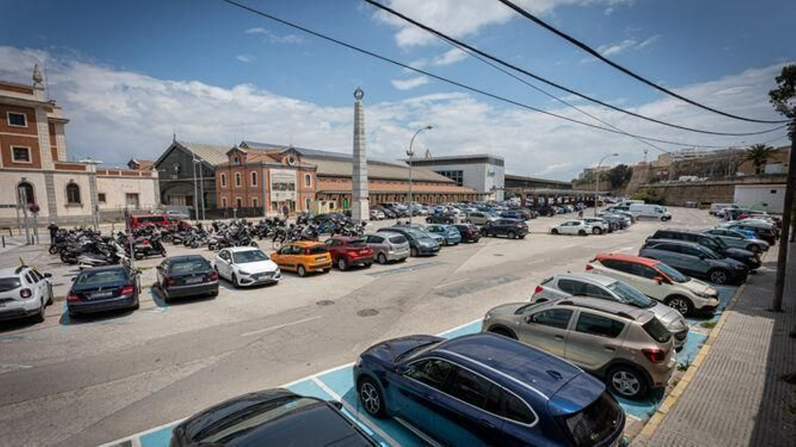 Aparcamiento junto a la estación de Renfe y el barrio de Santa María donde se iba a instalar la carpa del Carnaval.